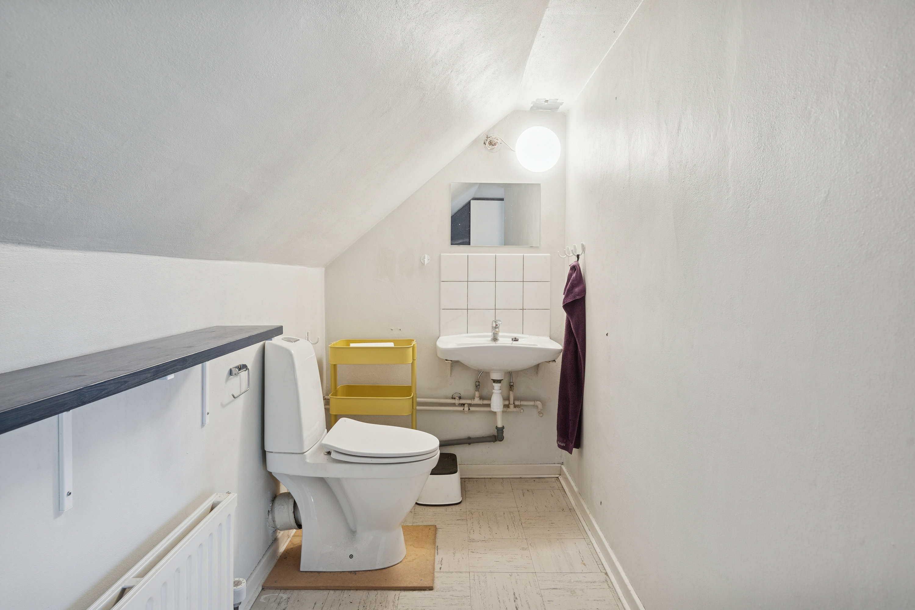 Fremhævet toilet billede i fuldskærmstilstand. Billede af H.P. Simonsens Allé 185, Sanderum, 5250 Odense SV