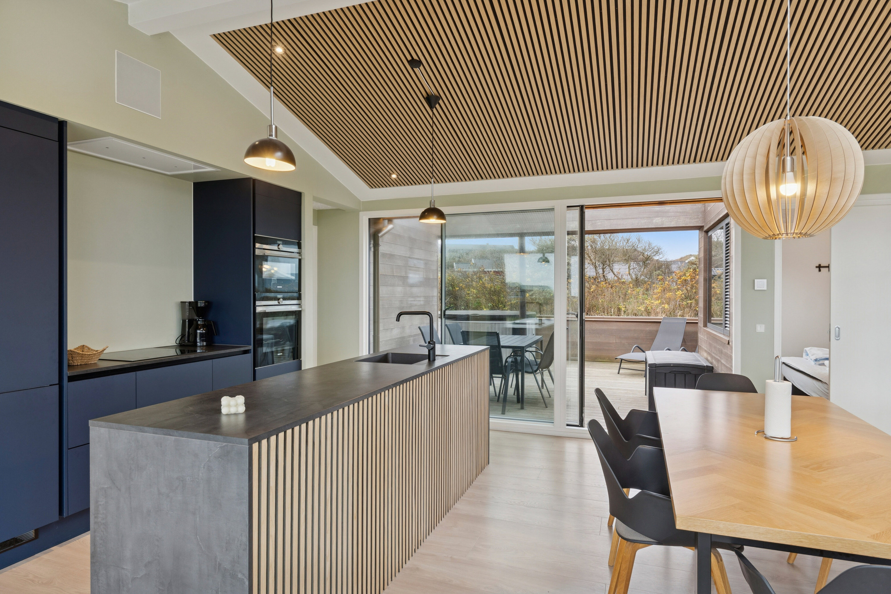 Fremhævet køkken billede i fuldskærmstilstand. Billede af Bækrenden 1, Lønstrup, 9800 Hjørring