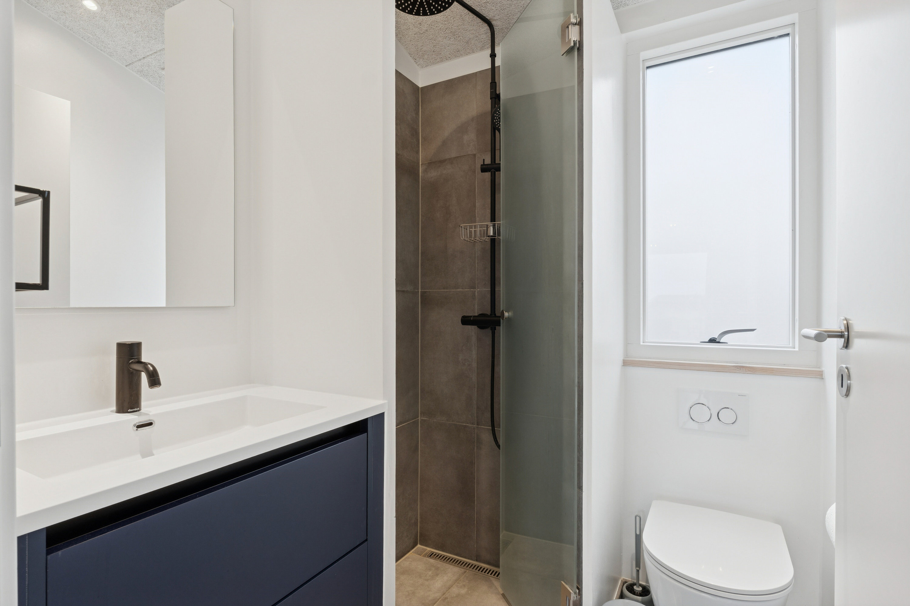 Fremhævet badeværelse billede i fuldskærmstilstand. Billede af Bækrenden 1, Lønstrup, 9800 Hjørring