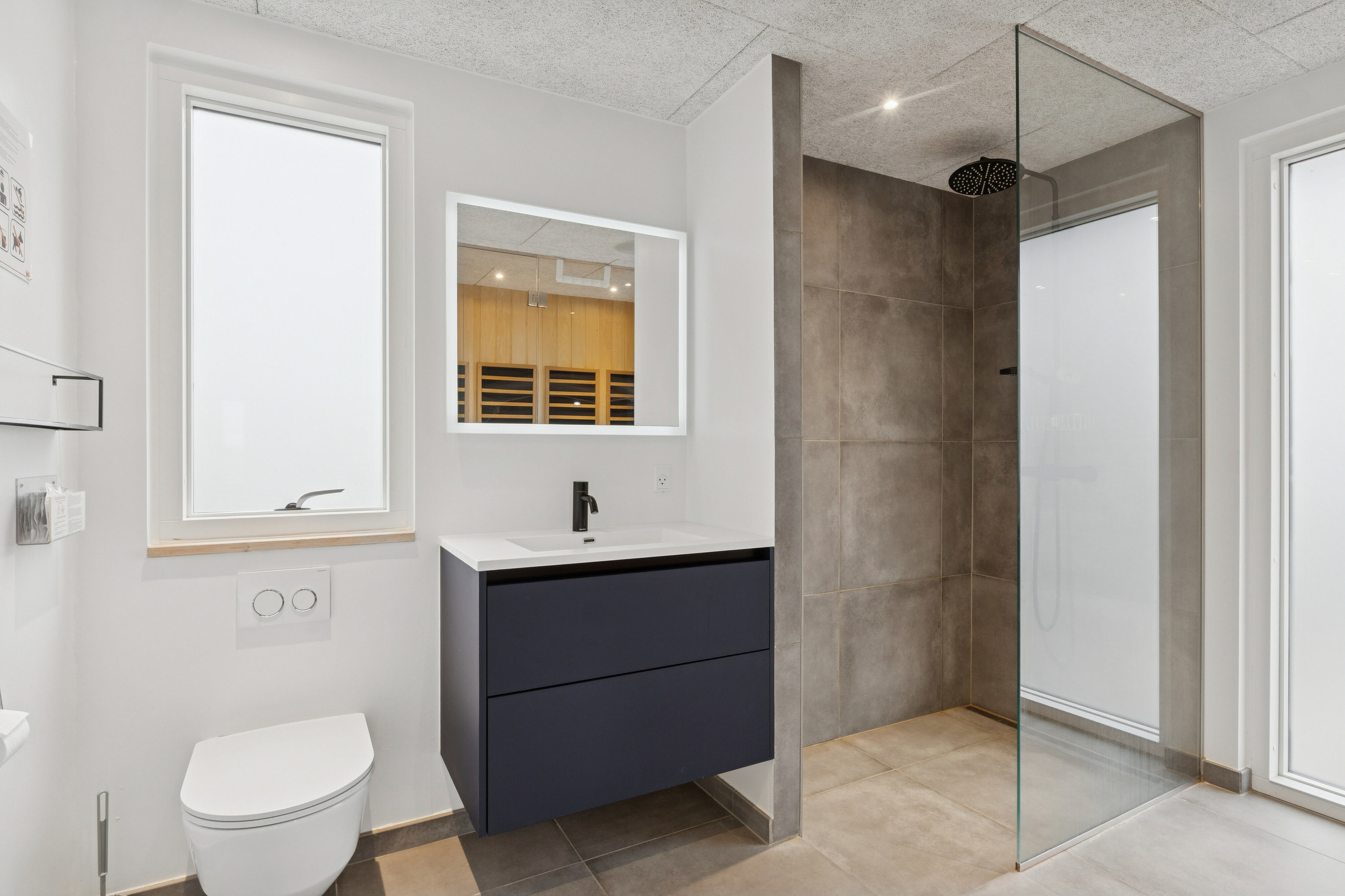 Fremhævet badeværelse billede i fuldskærmstilstand. Billede af Bækrenden 1, Lønstrup, 9800 Hjørring