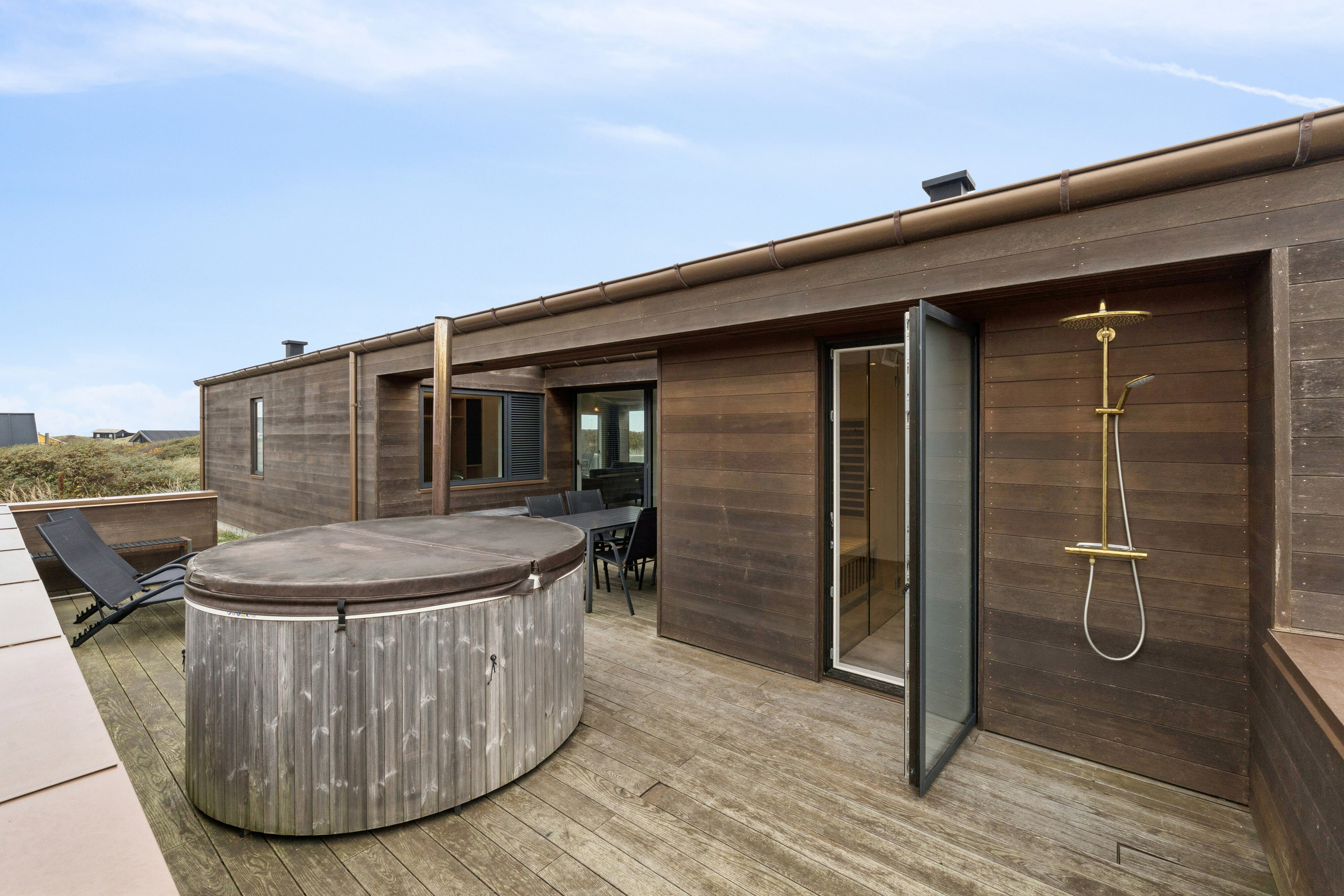 Fremhævet altan billede i fuldskærmstilstand. Billede af Bækrenden 1, Lønstrup, 9800 Hjørring