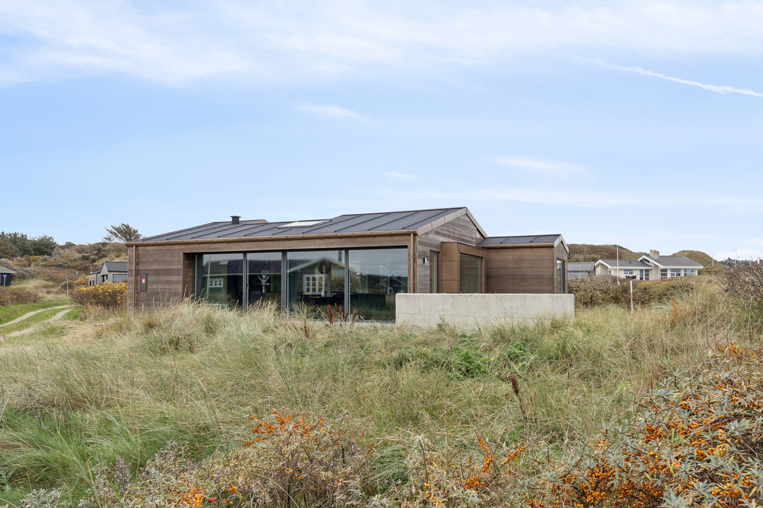 Fremhævet set fra haven billede i fuldskærmstilstand. Billede af Bækrenden 1, Lønstrup, 9800 Hjørring