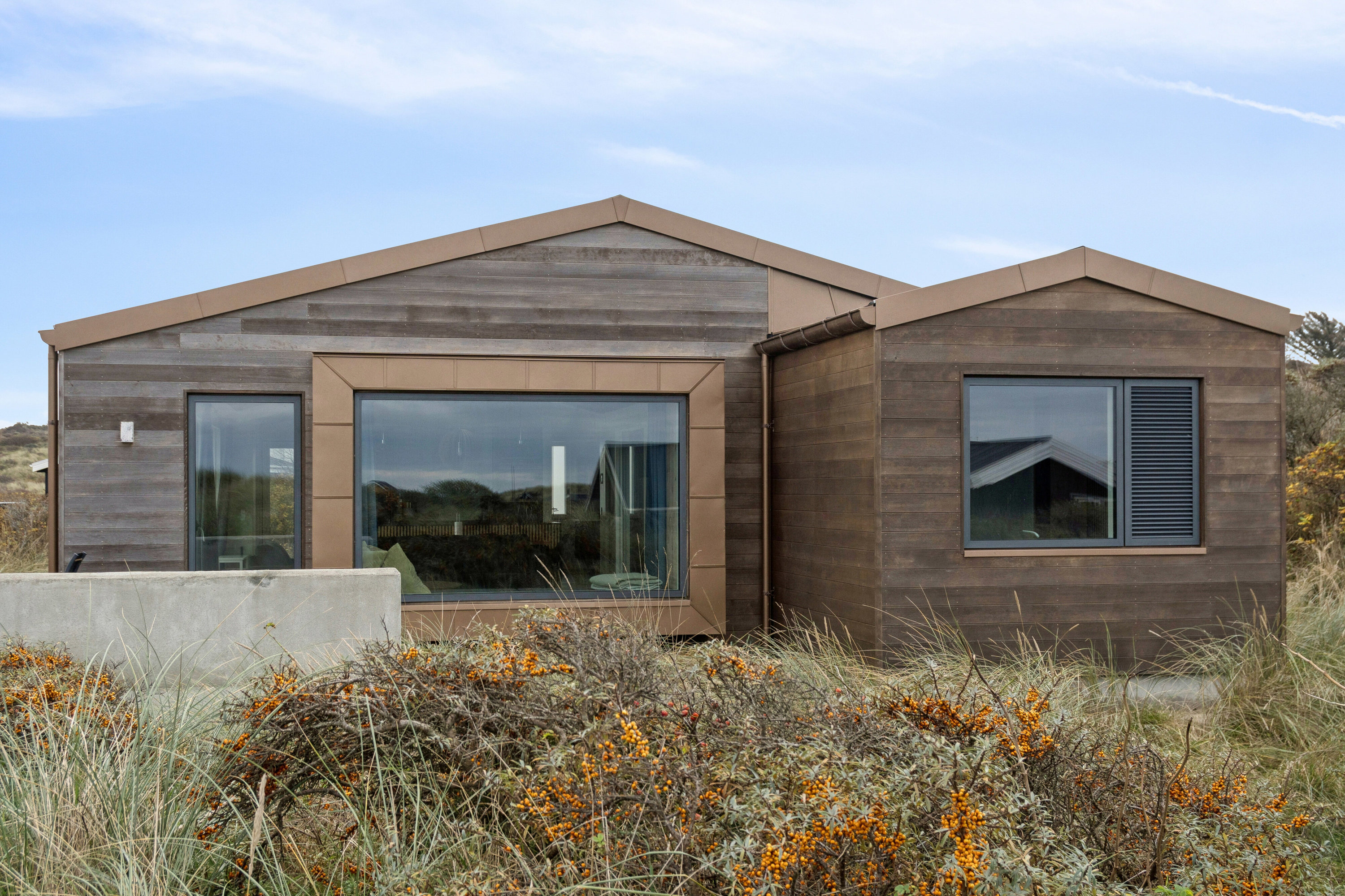 Fremhævet set fra haven billede i fuldskærmstilstand. Billede af Bækrenden 1, Lønstrup, 9800 Hjørring