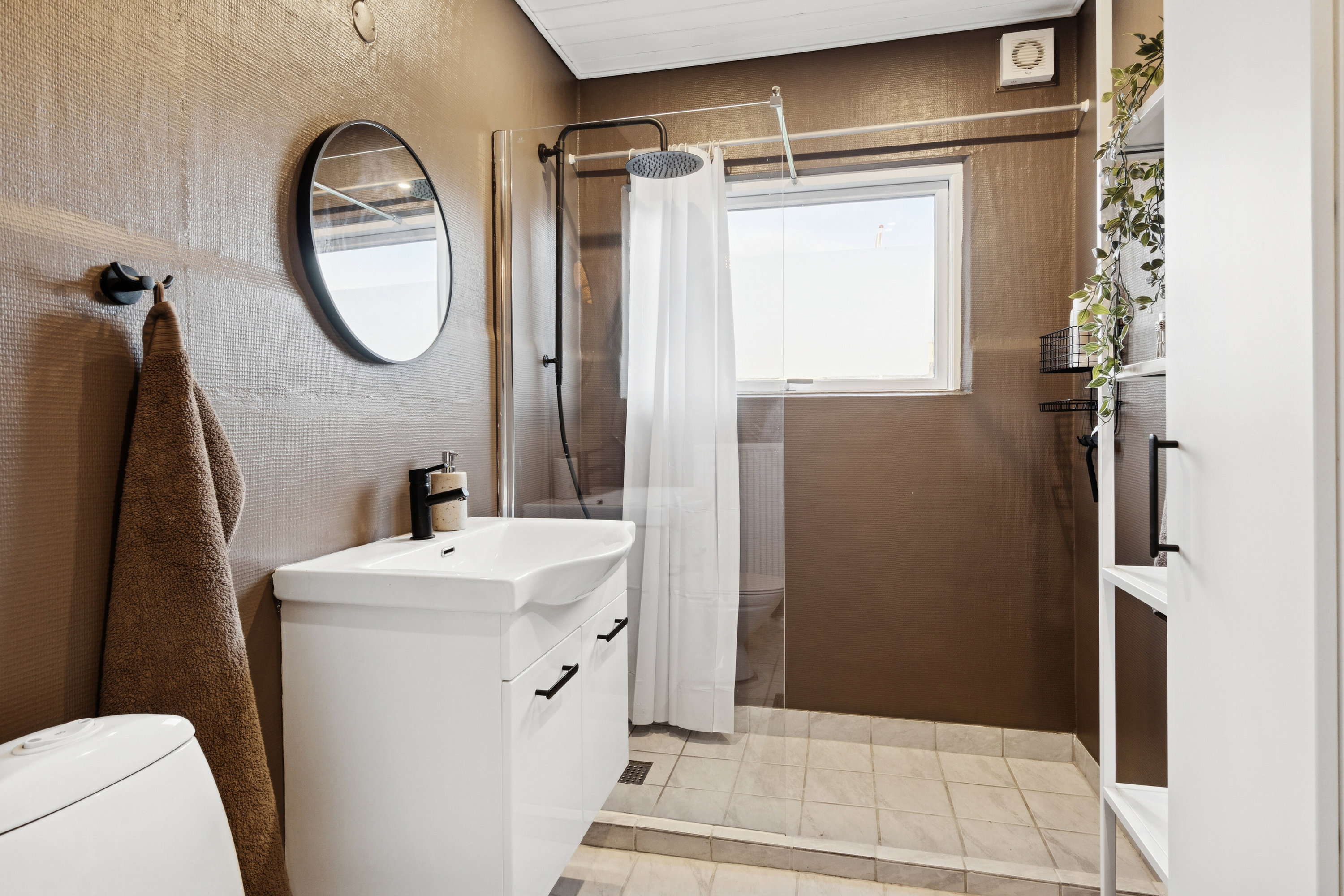 Fremhævet badeværelse billede i fuldskærmstilstand. Billede af Bakkekammen 3, 4550 Asnæs