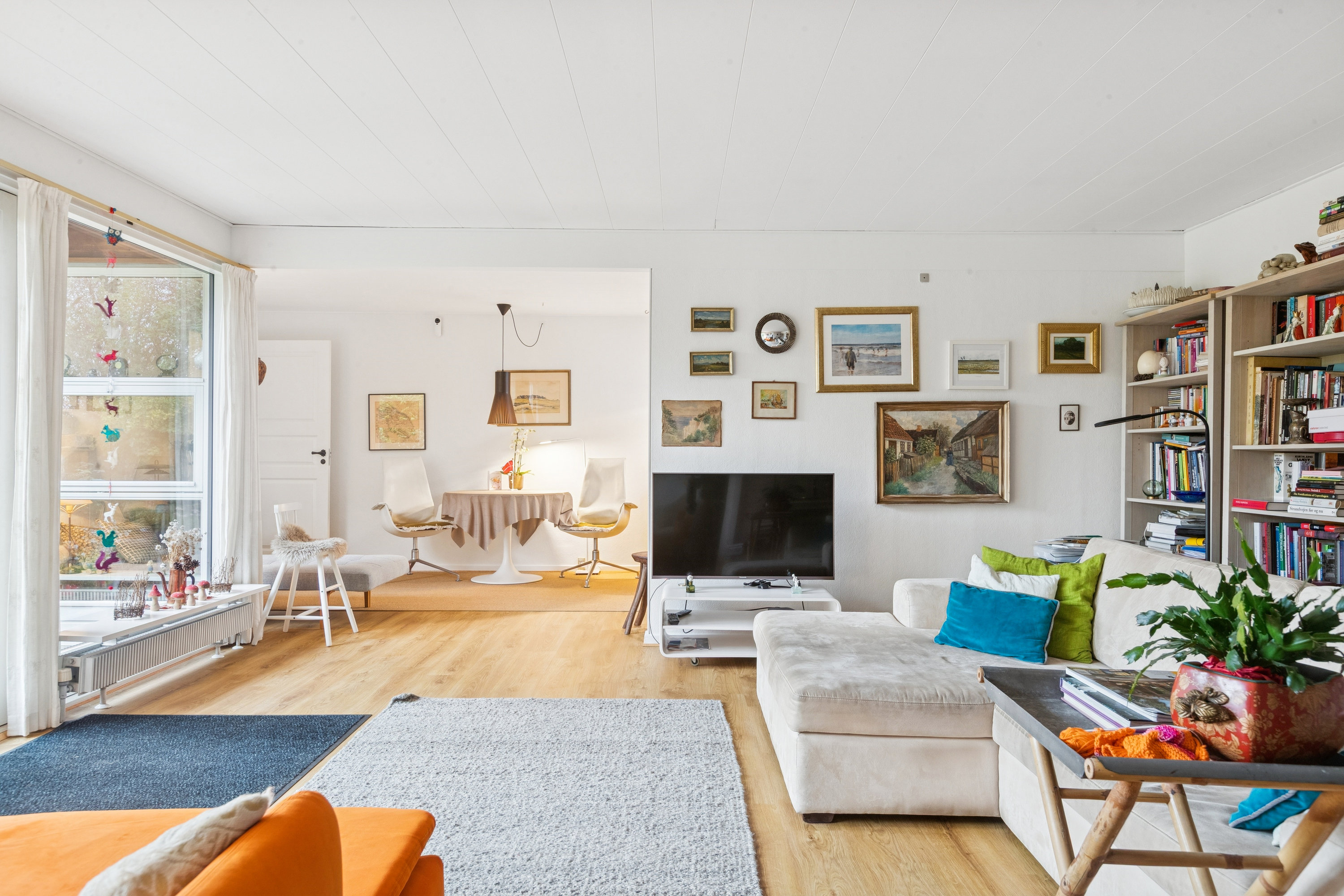 Fremhævet stue billede i fuldskærmstilstand. Billede af Løkkekrogen 44, 2625 Vallensbæk