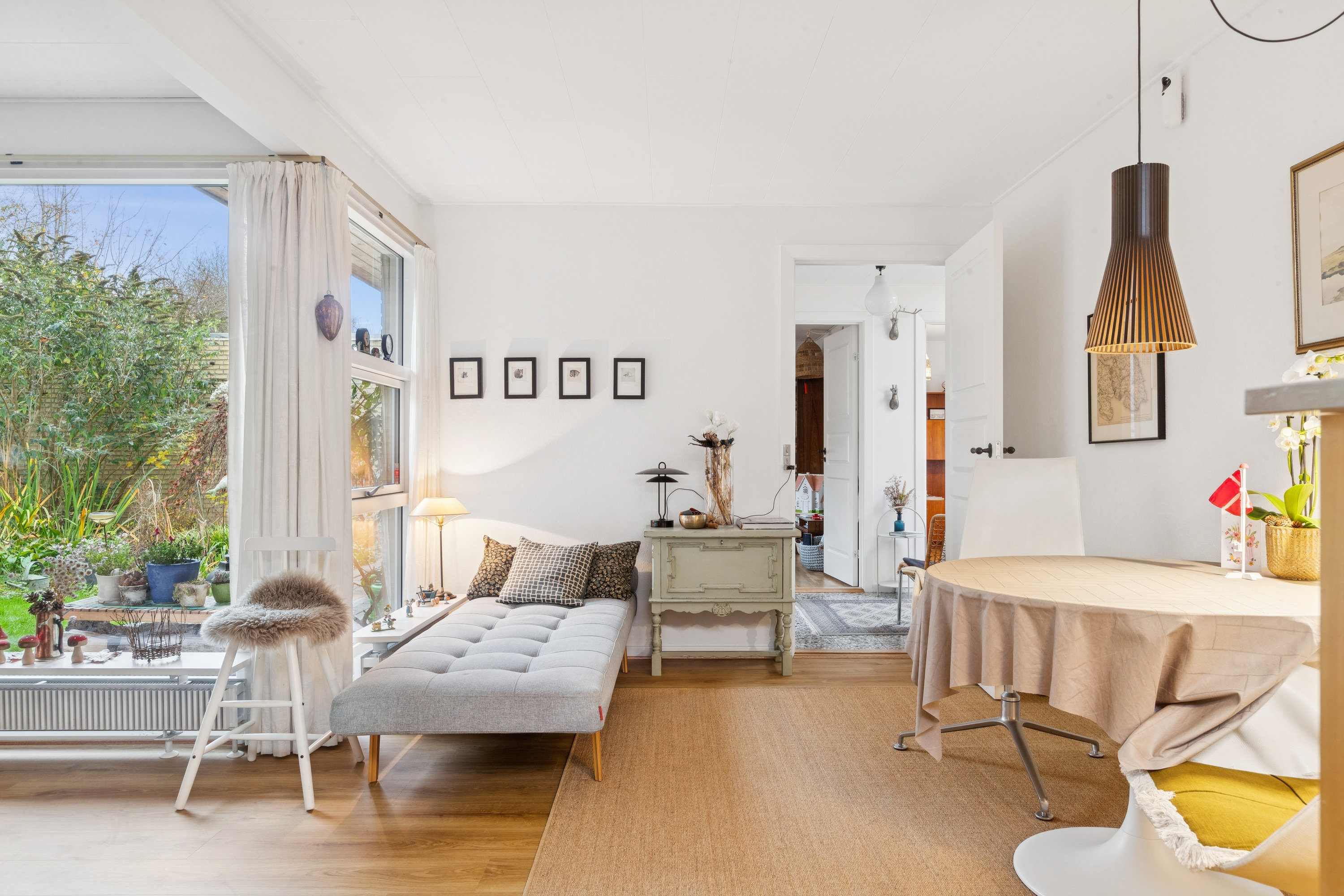 Fremhævet stue billede i fuldskærmstilstand. Billede af Løkkekrogen 44, 2625 Vallensbæk