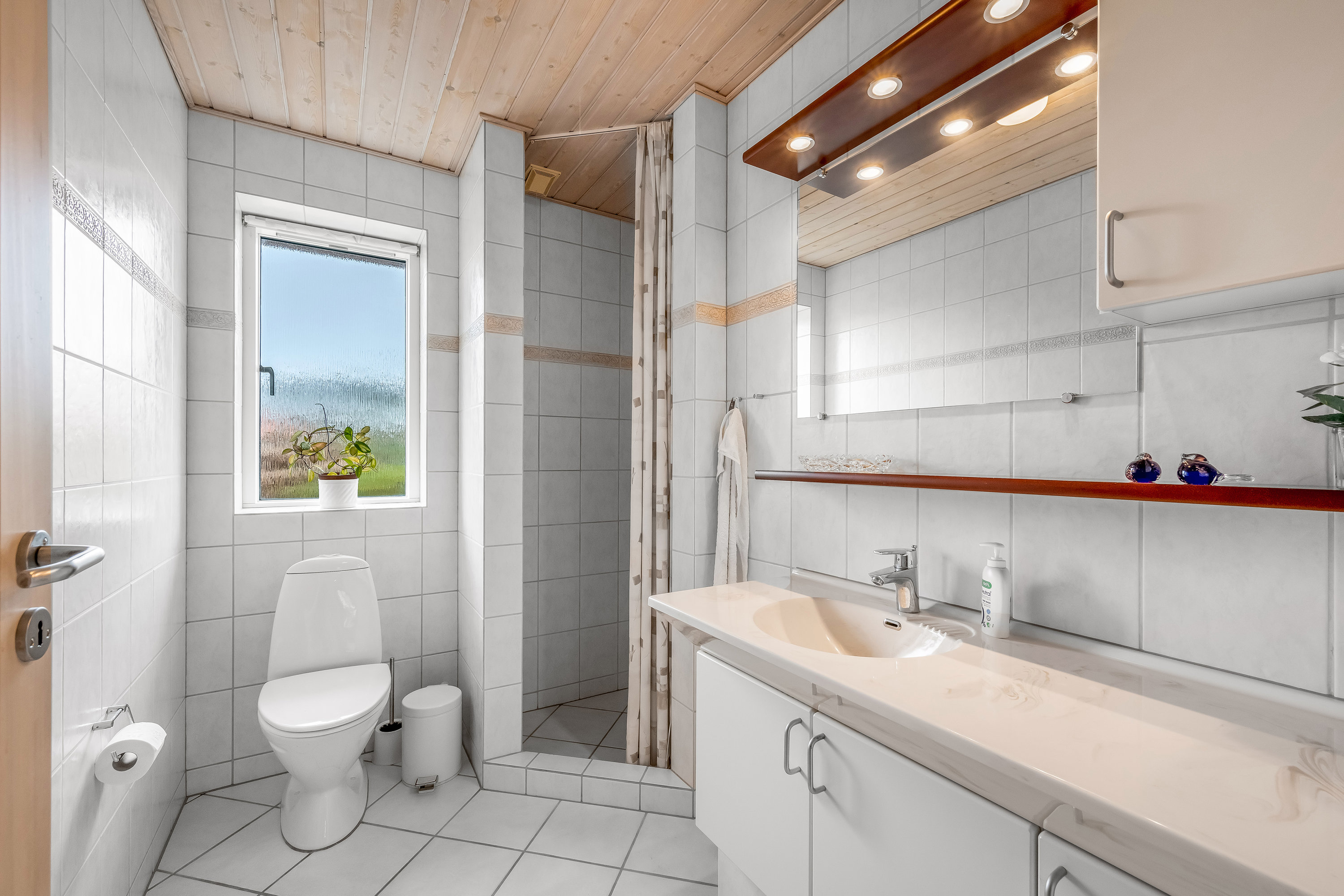 Fremhævet badeværelse billede i fuldskærmstilstand. Billede af Smørblomsten 11, Rindum, 6950 Ringkøbing