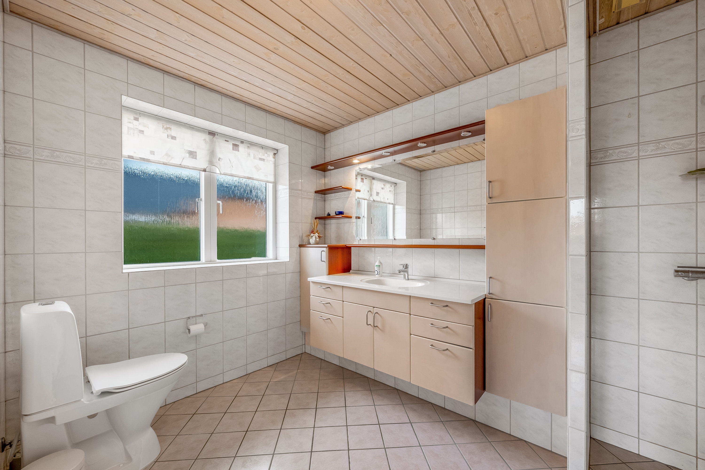 Fremhævet badeværelse billede i fuldskærmstilstand. Billede af Smørblomsten 11, Rindum, 6950 Ringkøbing