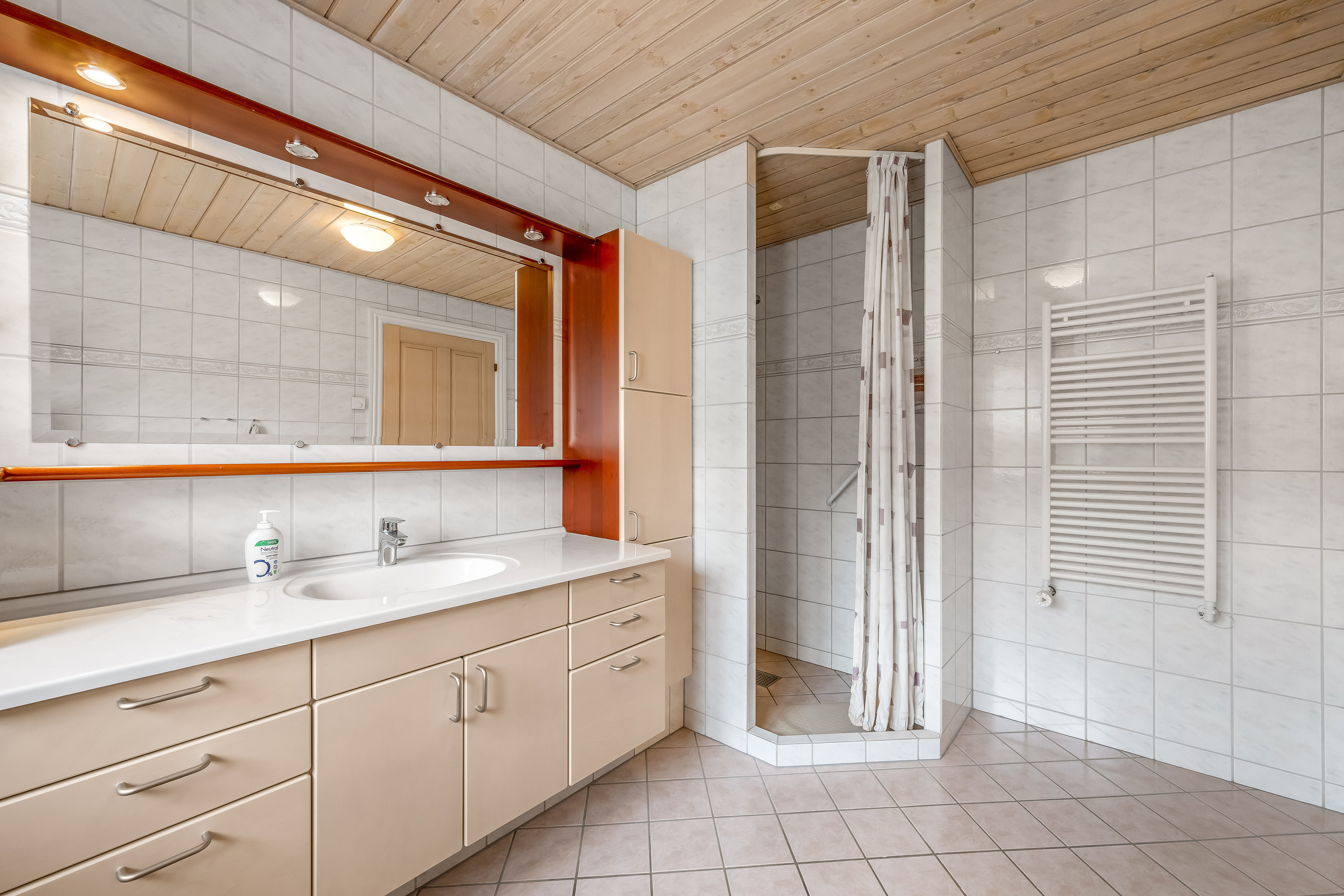 Fremhævet badeværelse billede i fuldskærmstilstand. Billede af Smørblomsten 11, Rindum, 6950 Ringkøbing