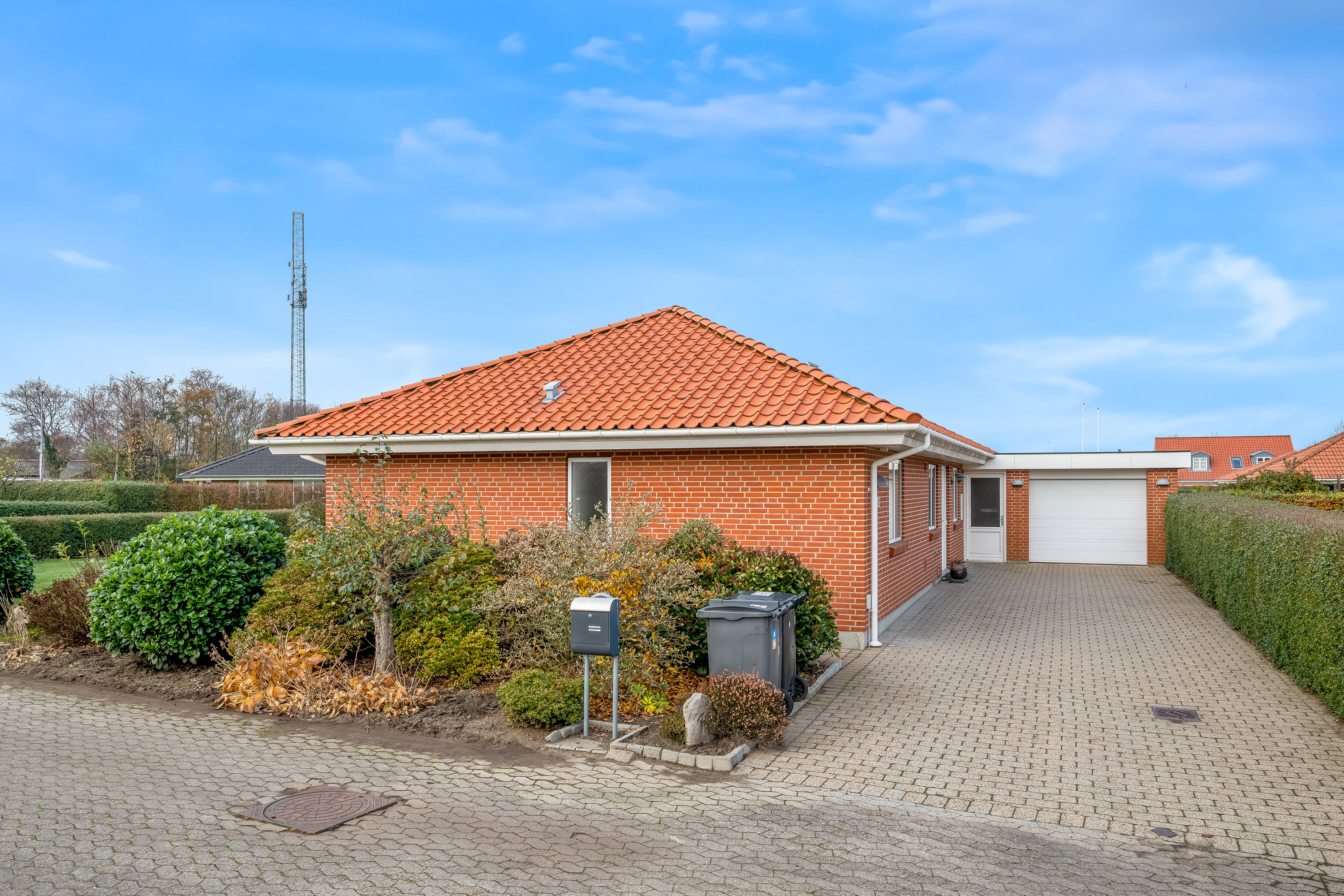 Fremhævet facade billede i fuldskærmstilstand. Billede af Smørblomsten 11, Rindum, 6950 Ringkøbing