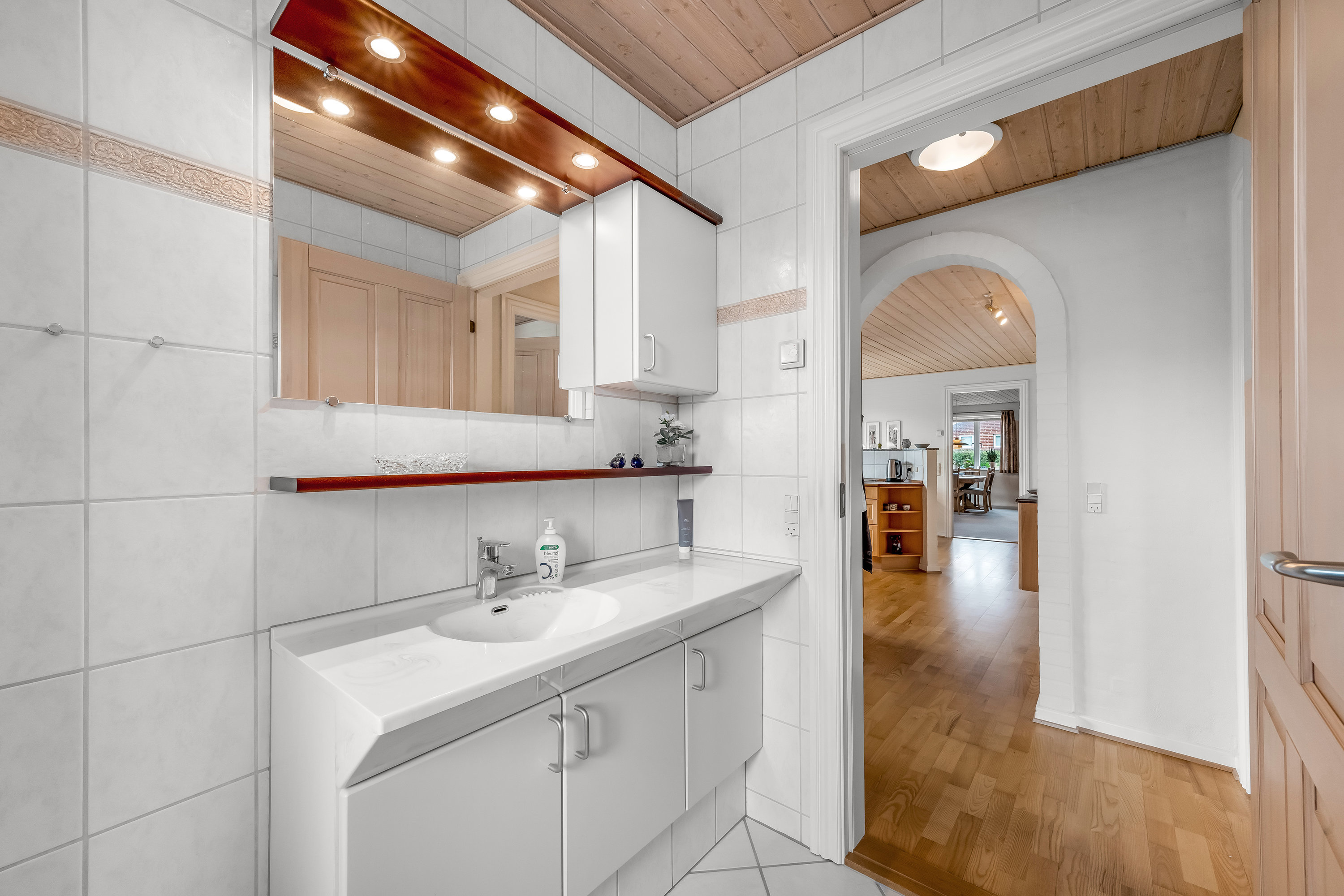 Fremhævet badeværelse billede i fuldskærmstilstand. Billede af Smørblomsten 11, Rindum, 6950 Ringkøbing