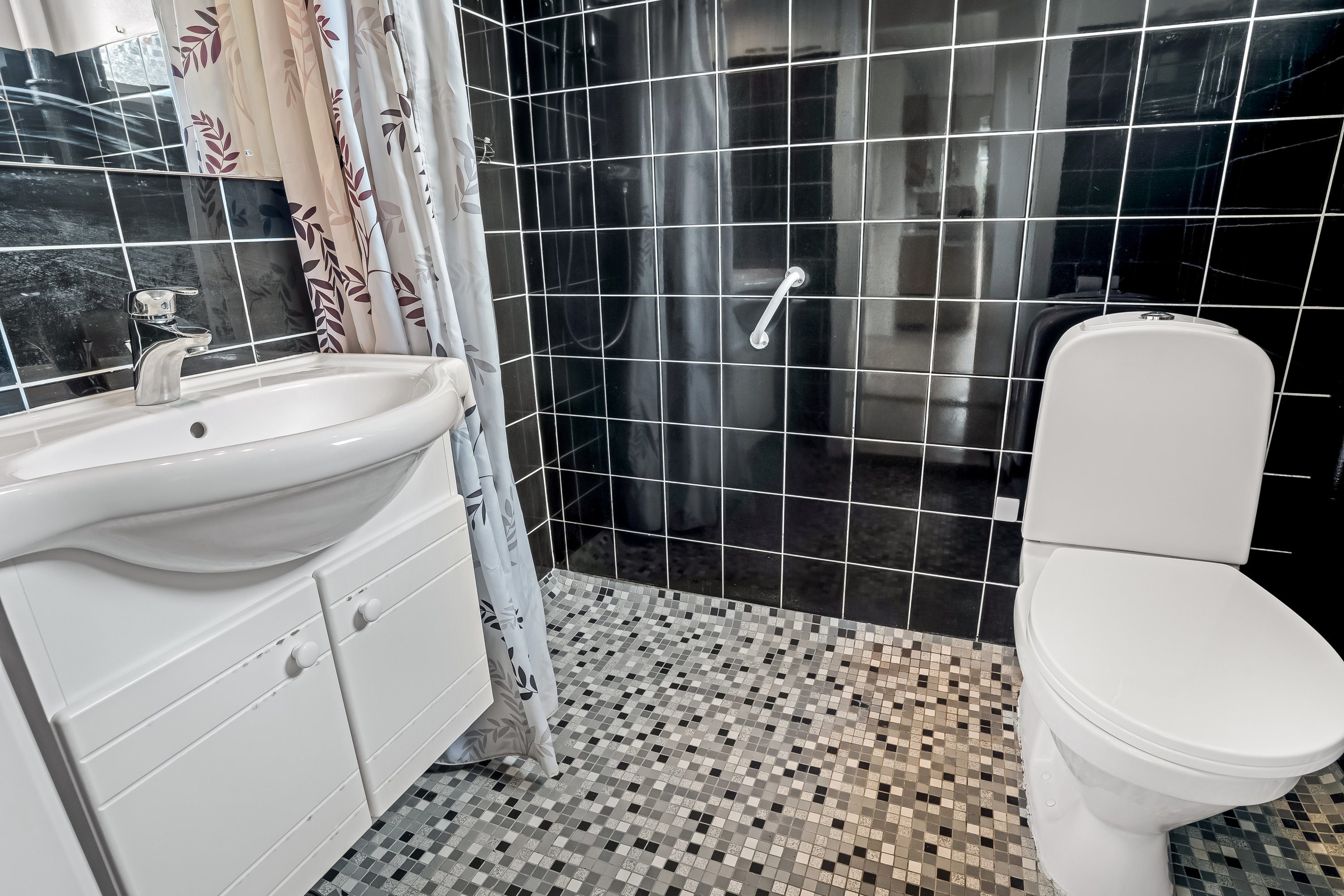 Fremhævet badeværelse billede i fuldskærmstilstand. Billede af Blåbærvej 3, 7500 Holstebro