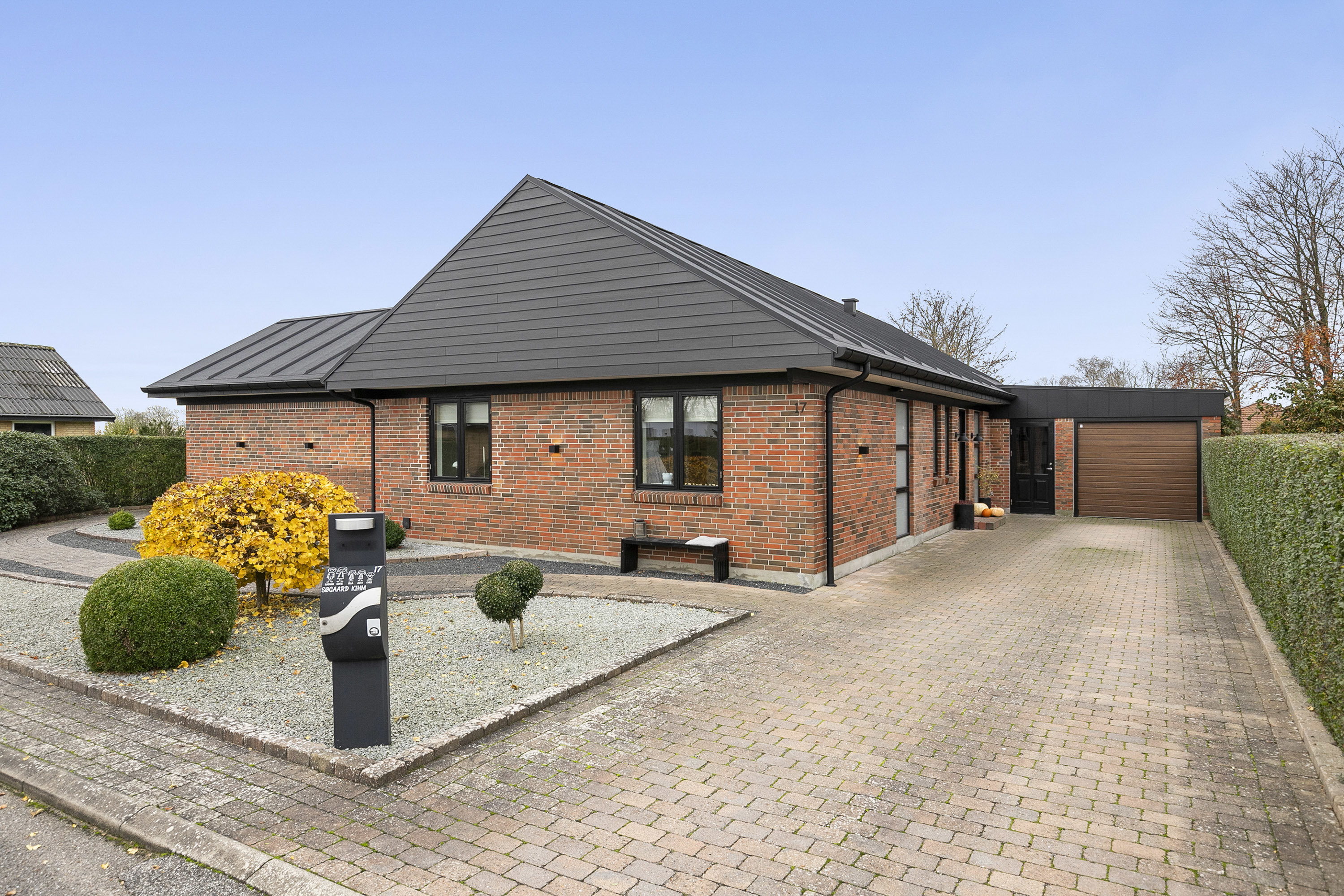 Fremhævet facade billede i fuldskærmstilstand. Billede af Fini Henriques Kvarter 17, 9700 Brønderslev