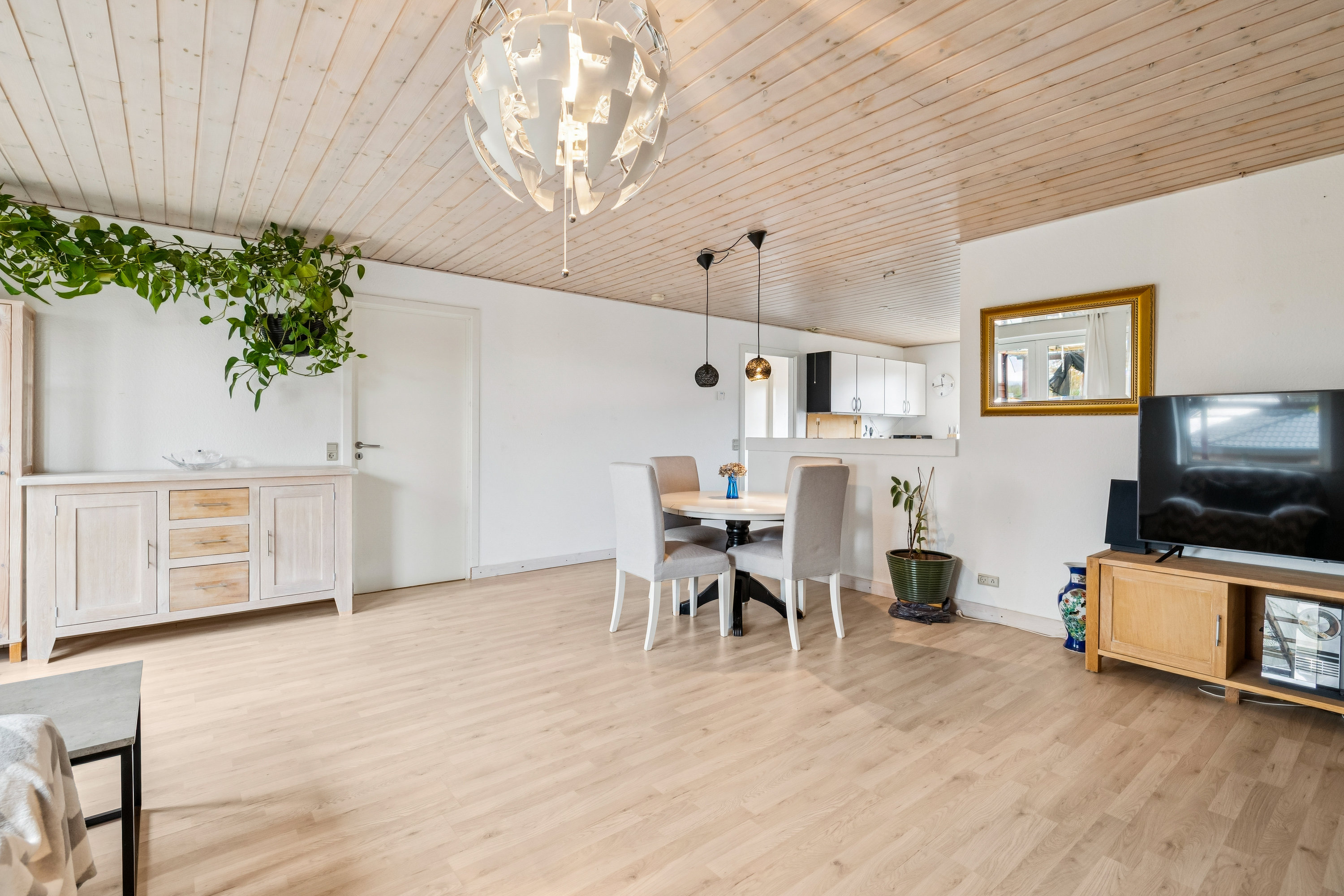 Fremhævet opholdsstue billede i fuldskærmstilstand. Billede af Blegsø Banke 39, Voerladegård, 8660 Skanderborg