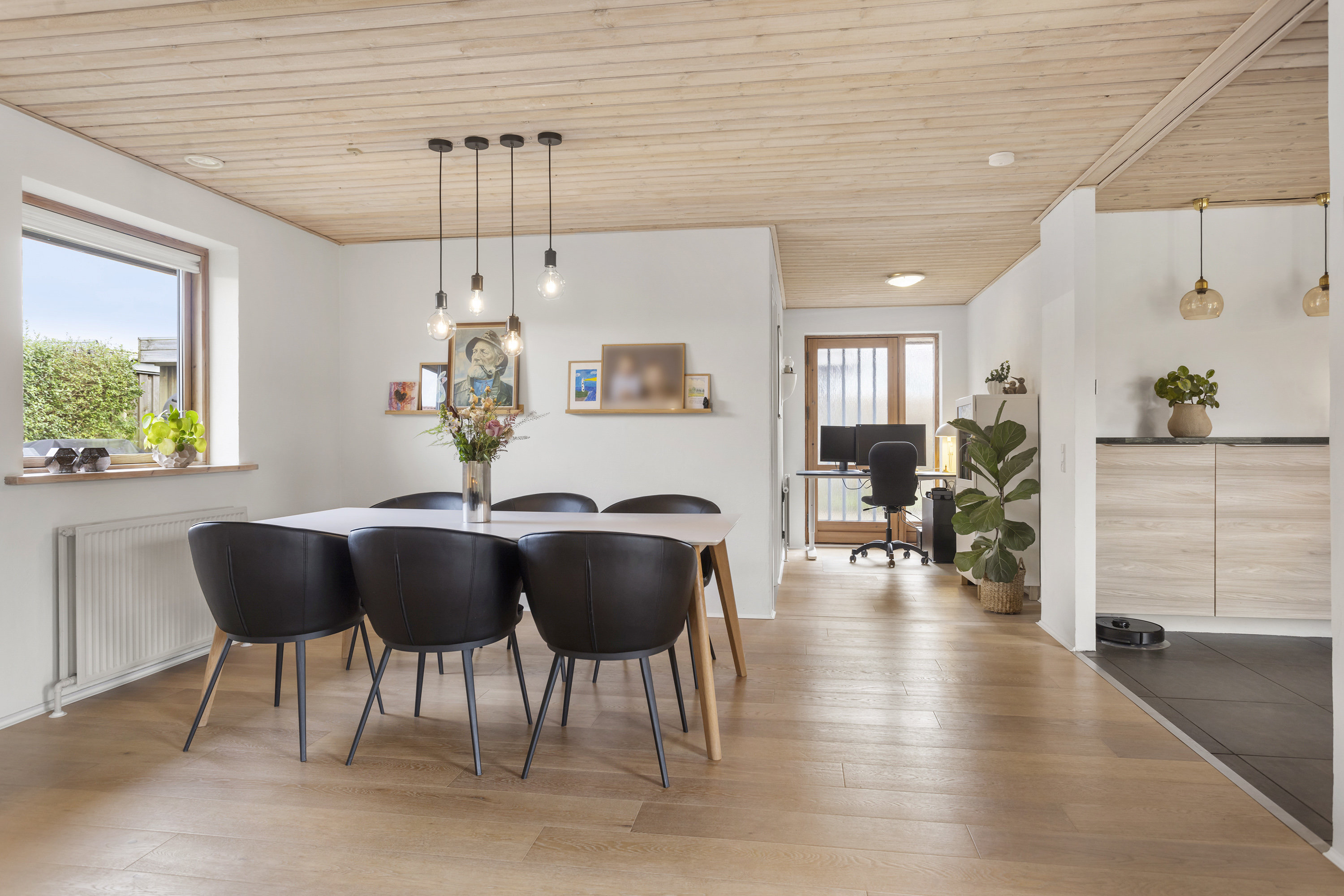 Fremhævet stue billede i fuldskærmstilstand. Billede af Heimdalsvej 18, 9900 Frederikshavn