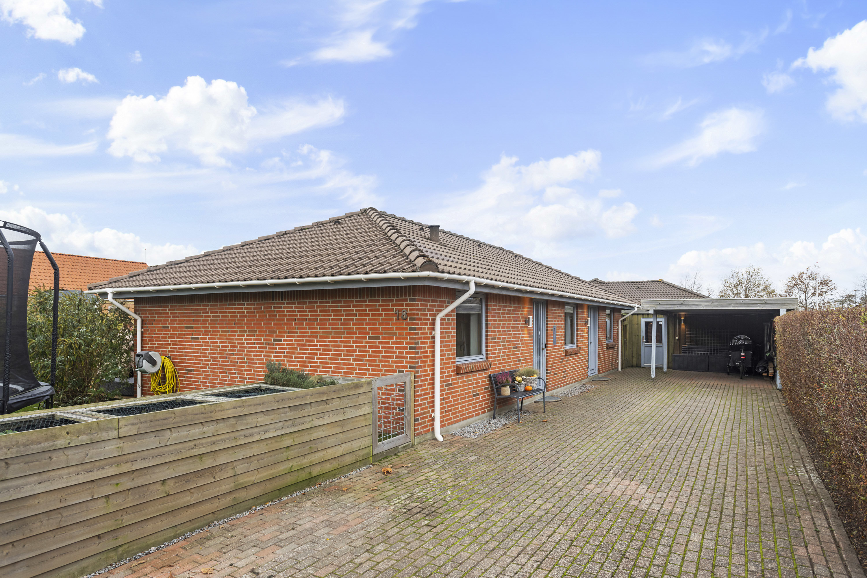 Fremhævet facade billede i fuldskærmstilstand. Billede af Heimdalsvej 18, 9900 Frederikshavn