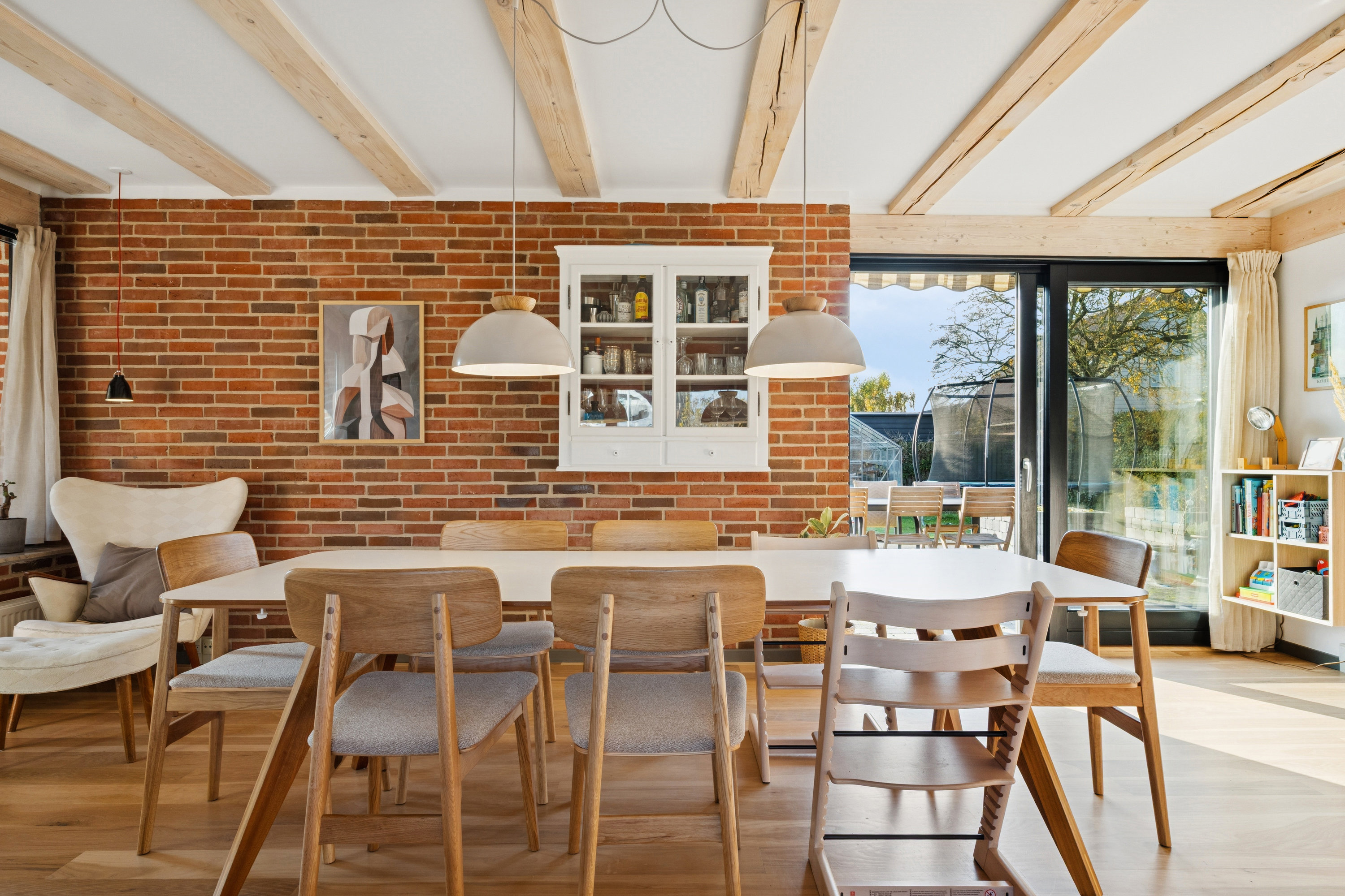 Fremhævet stue billede i fuldskærmstilstand. Billede af Iriskvej 12, 2670 Greve