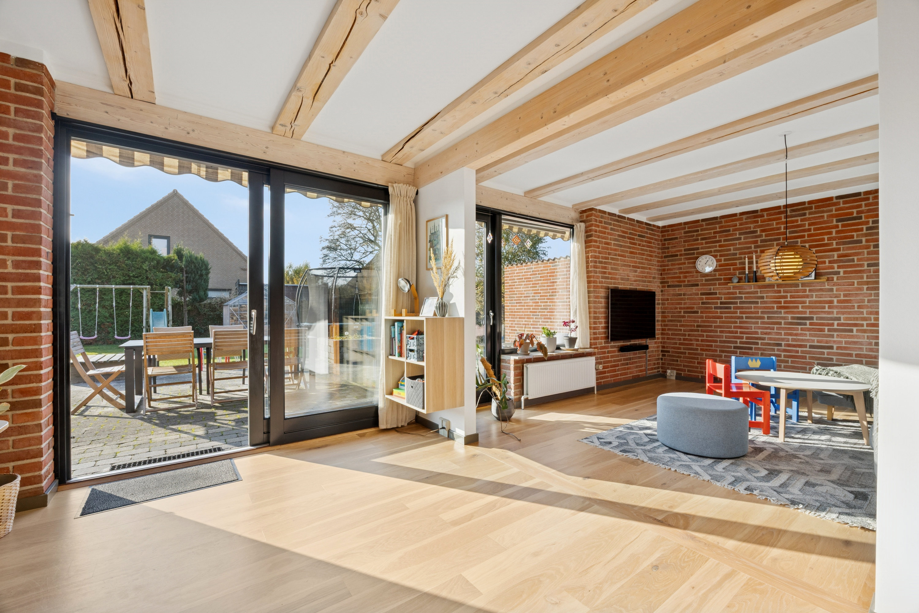 Fremhævet stue billede i fuldskærmstilstand. Billede af Iriskvej 12, 2670 Greve