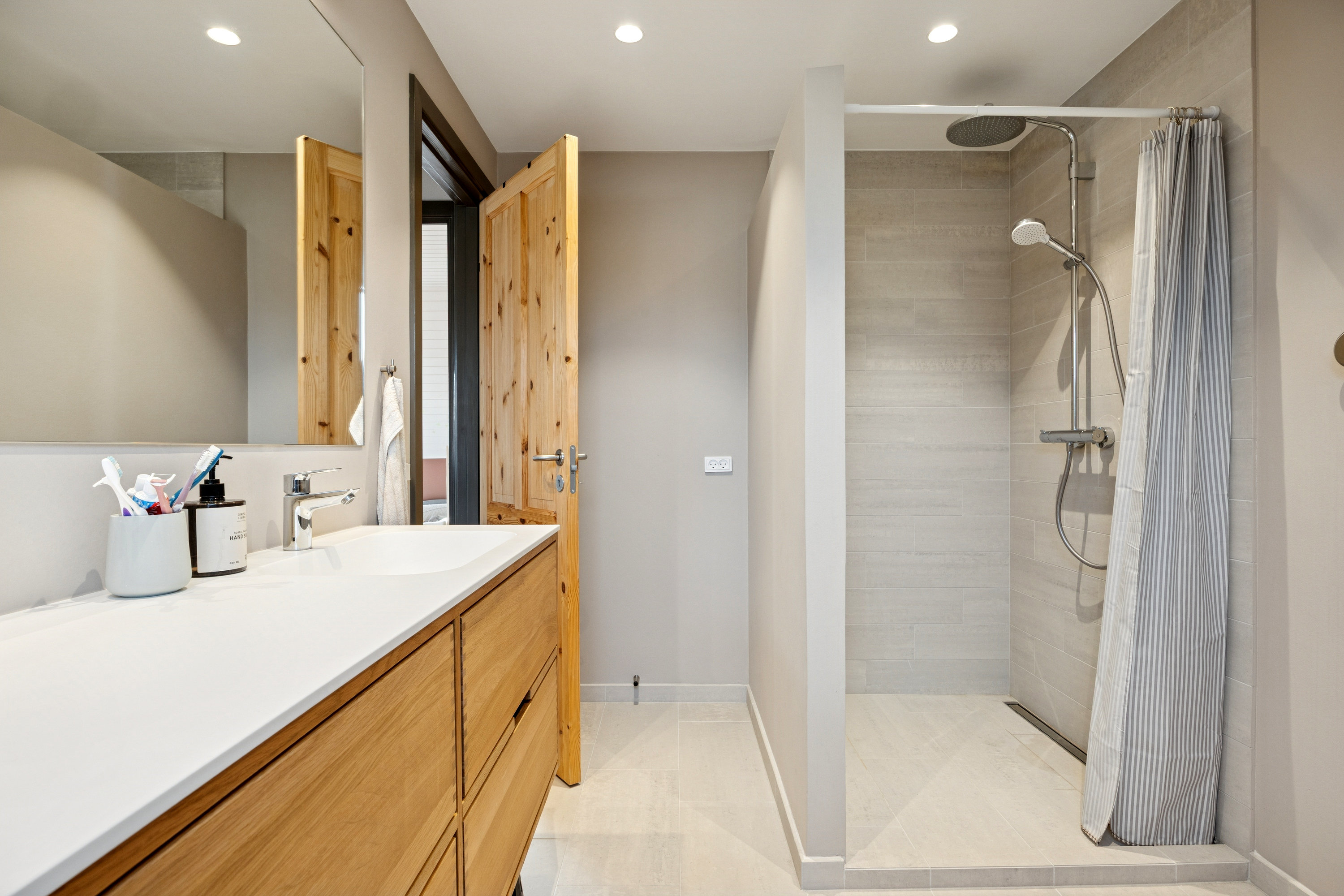 Fremhævet badeværelse billede i fuldskærmstilstand. Billede af Iriskvej 12, 2670 Greve