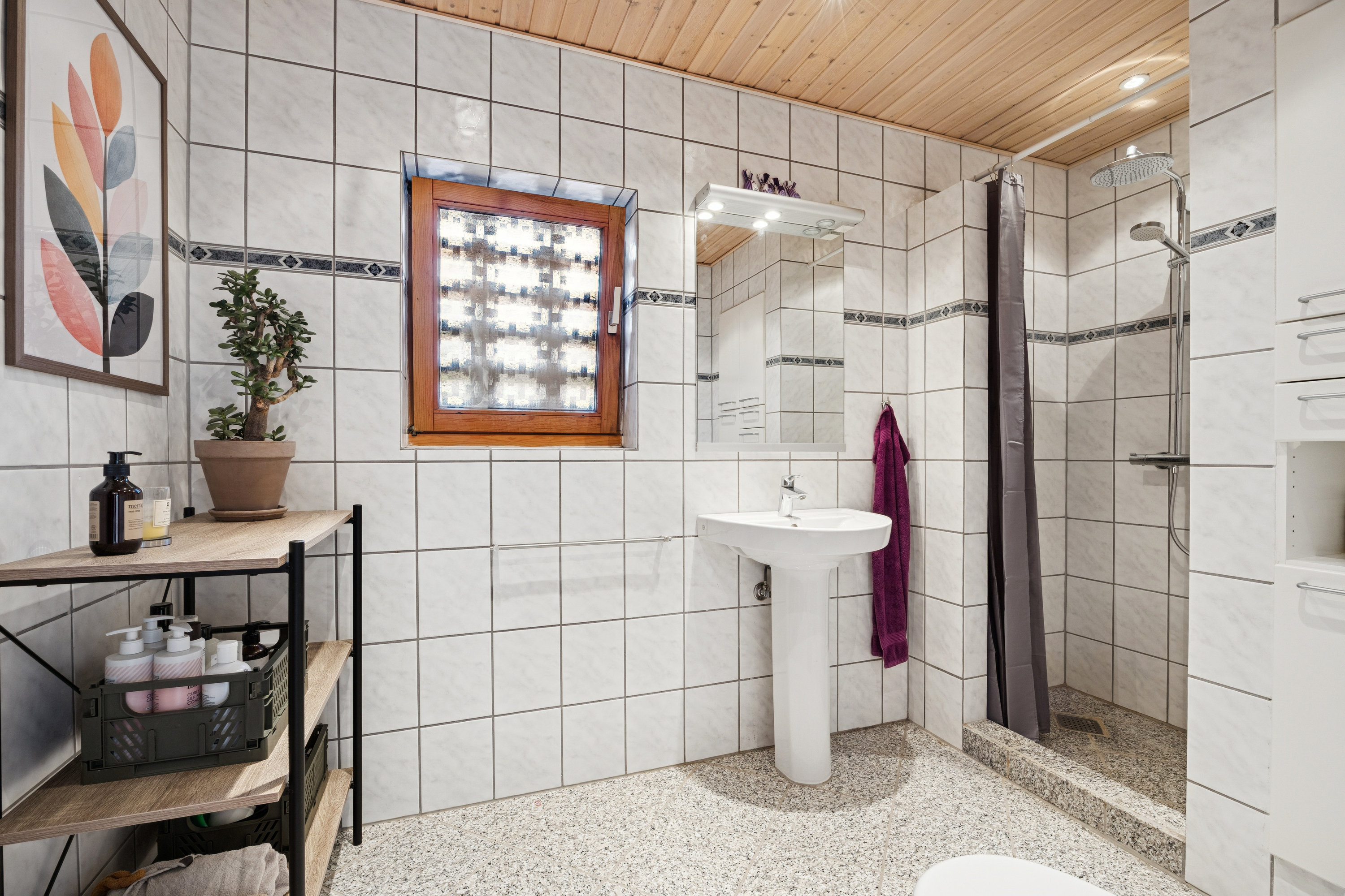 Fremhævet badeværelse billede i fuldskærmstilstand. Billede af Iriskvej 12, 2670 Greve