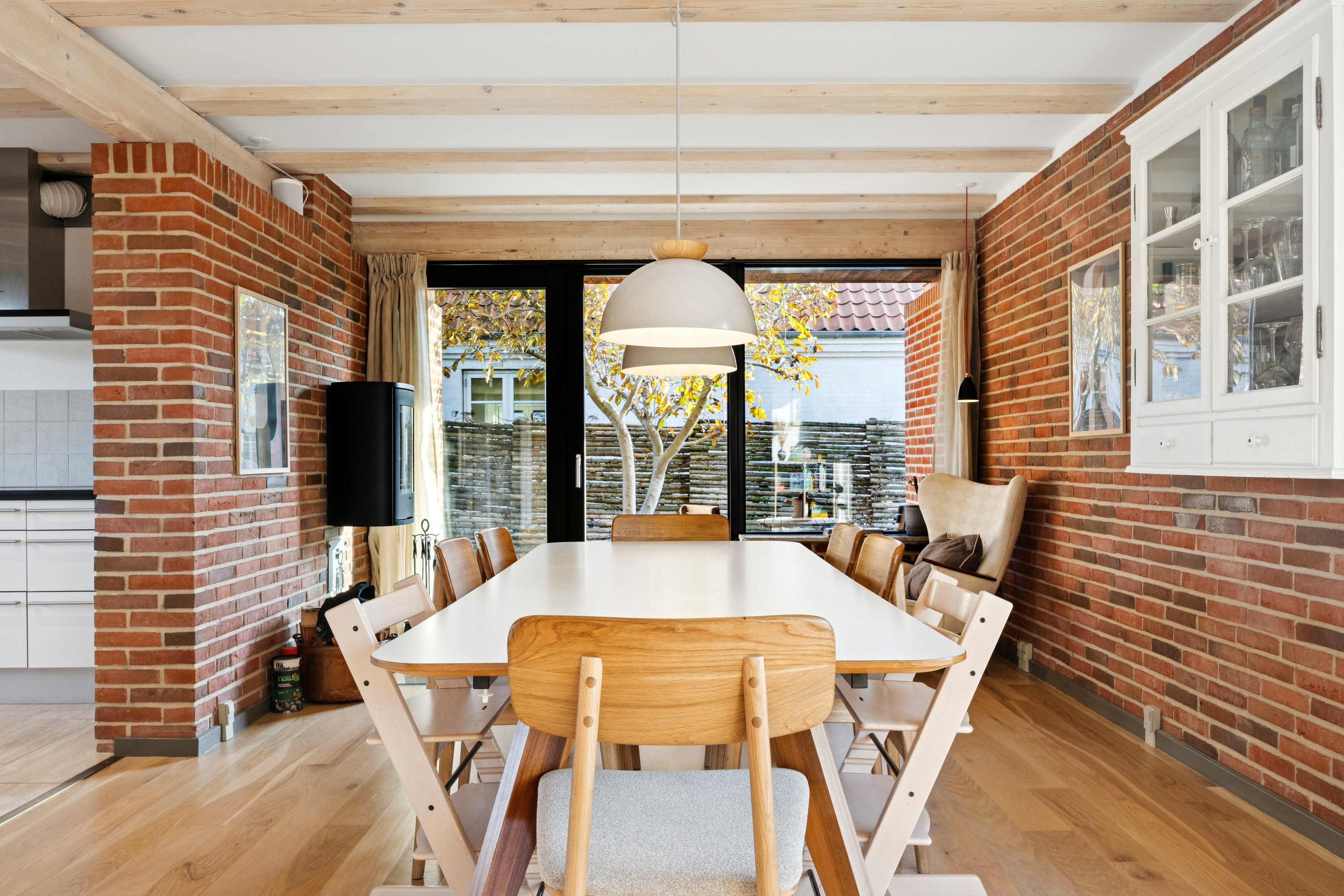 Fremhævet stue billede i fuldskærmstilstand. Billede af Iriskvej 12, 2670 Greve