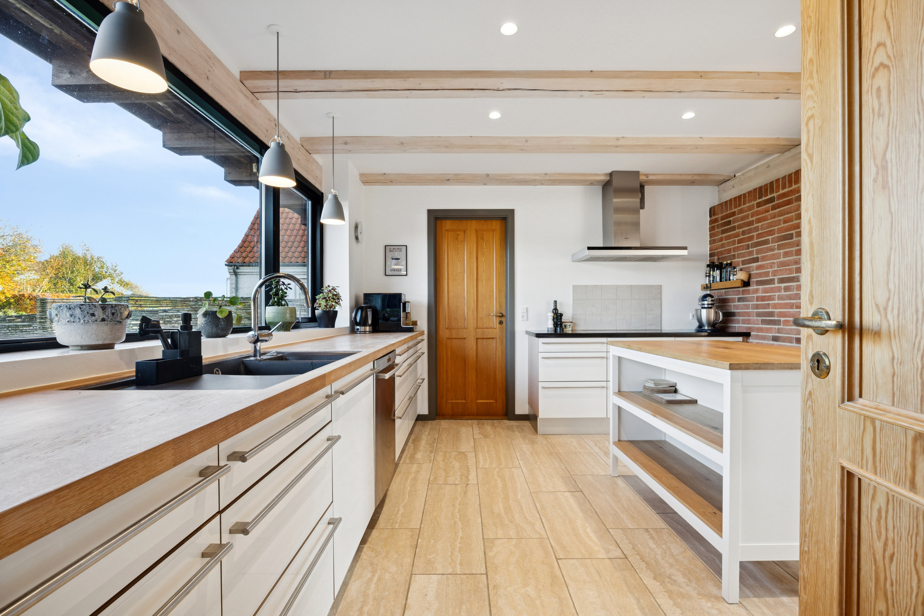 Fremhævet køkken billede i fuldskærmstilstand. Billede af Iriskvej 12, 2670 Greve