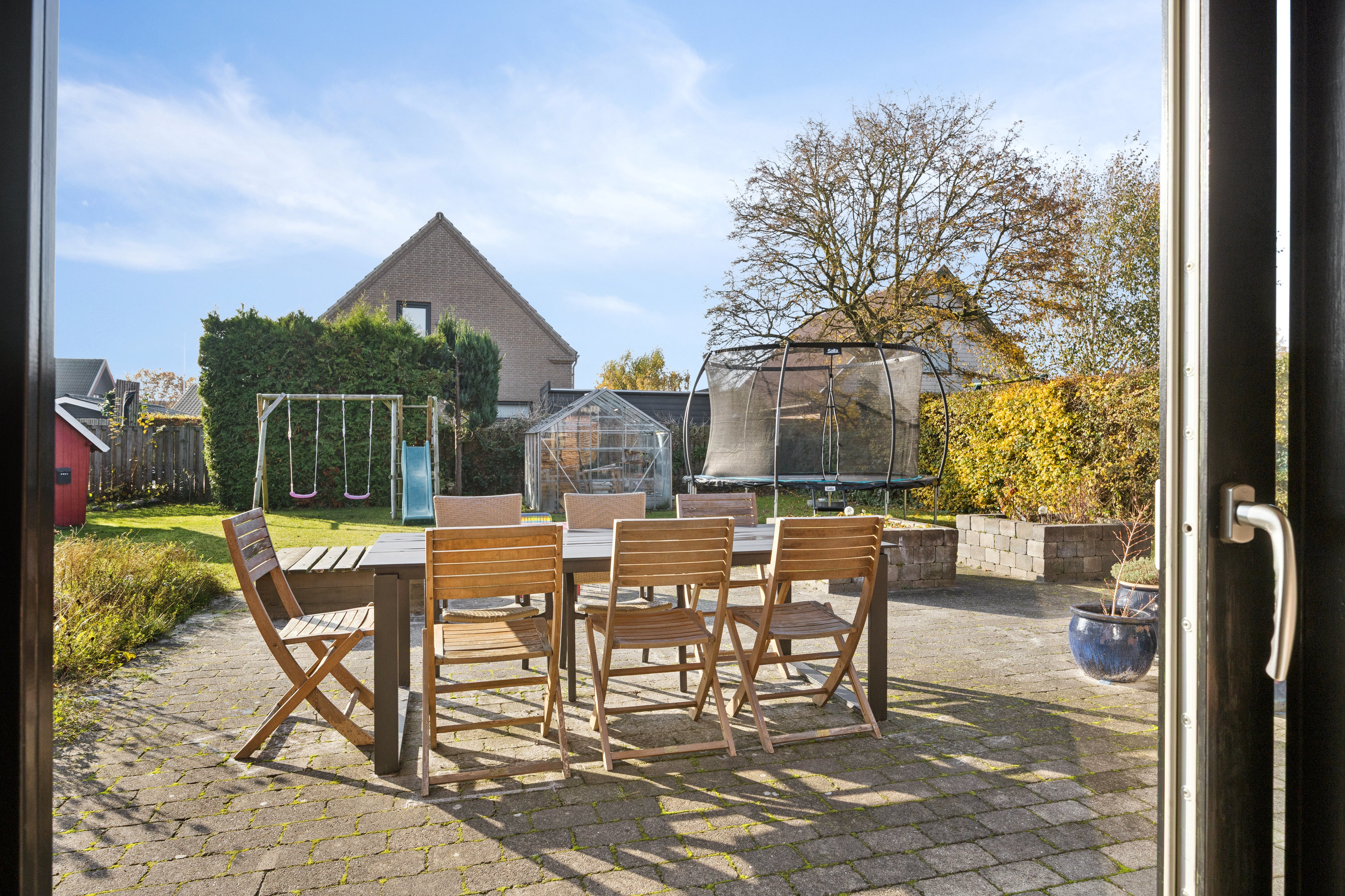 Fremhævet terrasse billede i fuldskærmstilstand. Billede af Iriskvej 12, 2670 Greve