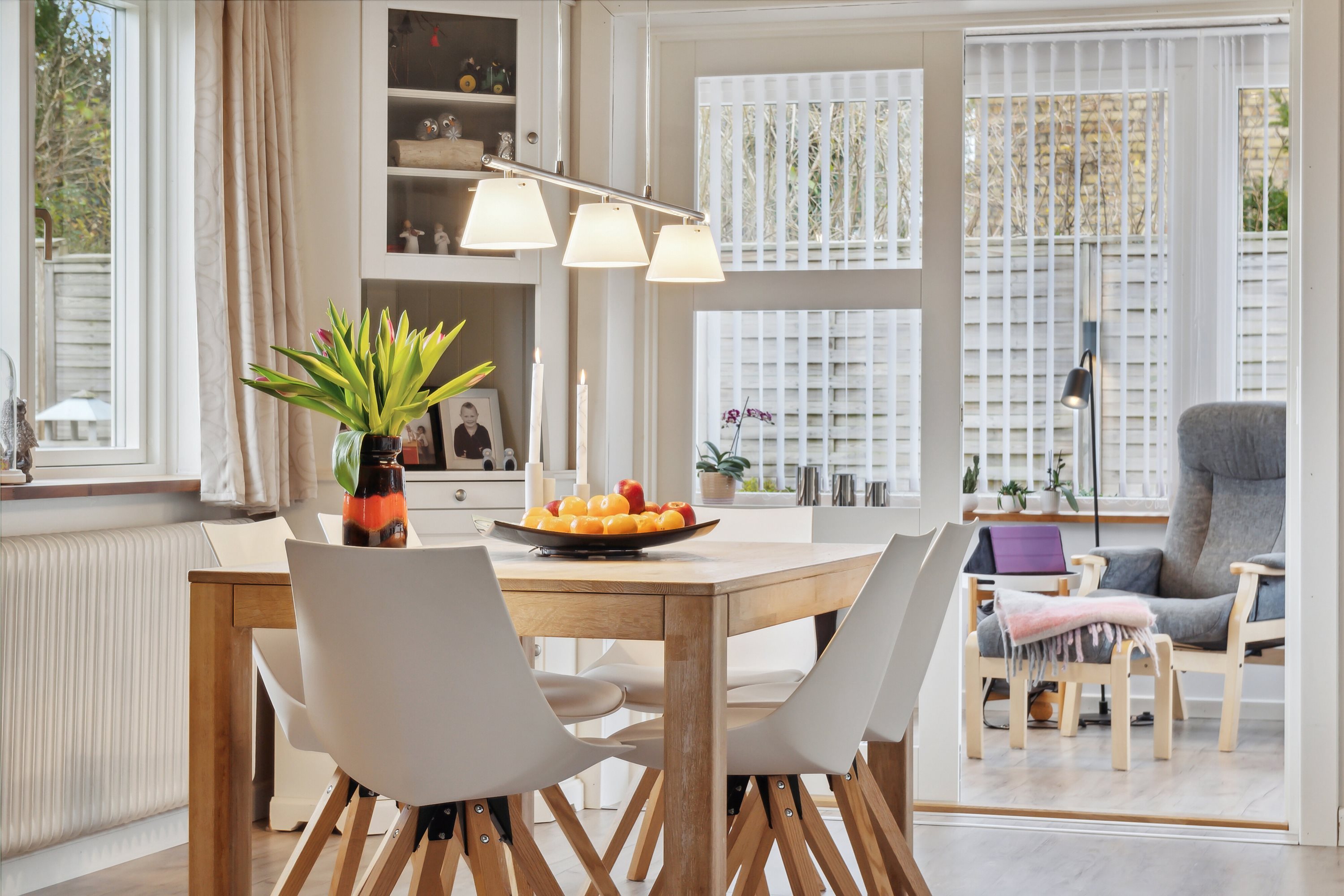 Fremhævet stue billede i fuldskærmstilstand. Billede af Skovvej 2B, Karlsgave, 3300 Frederiksværk