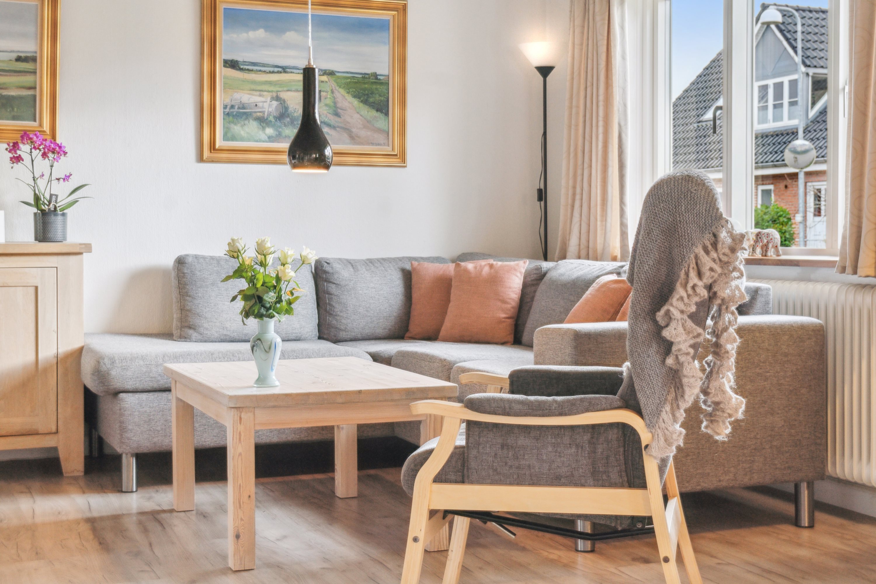 Fremhævet stue billede i fuldskærmstilstand. Billede af Skovvej 2B, Karlsgave, 3300 Frederiksværk