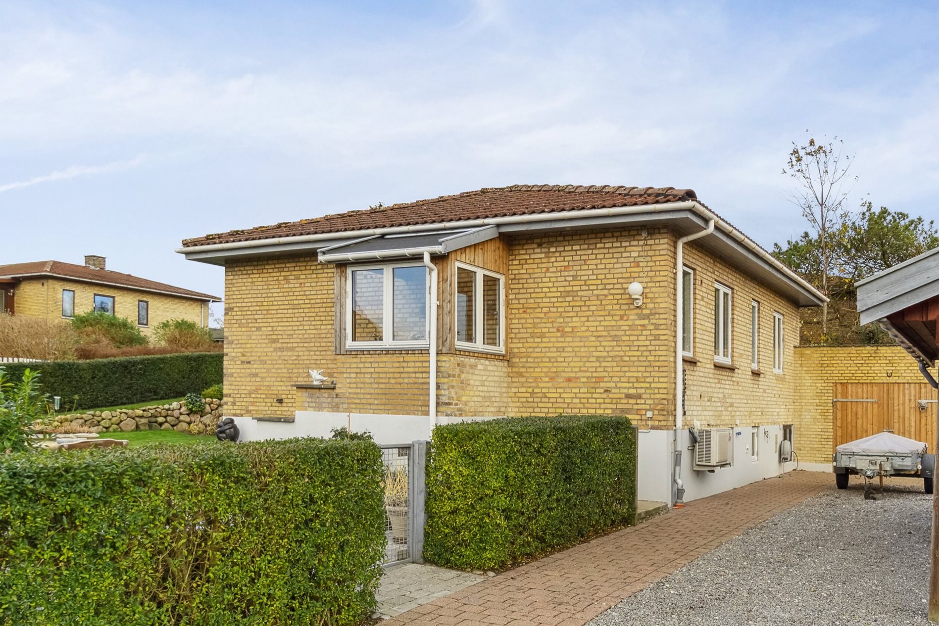 Fremhævet set fra vejen billede i fuldskærmstilstand. Billede af Skovvej 2B, Karlsgave, 3300 Frederiksværk