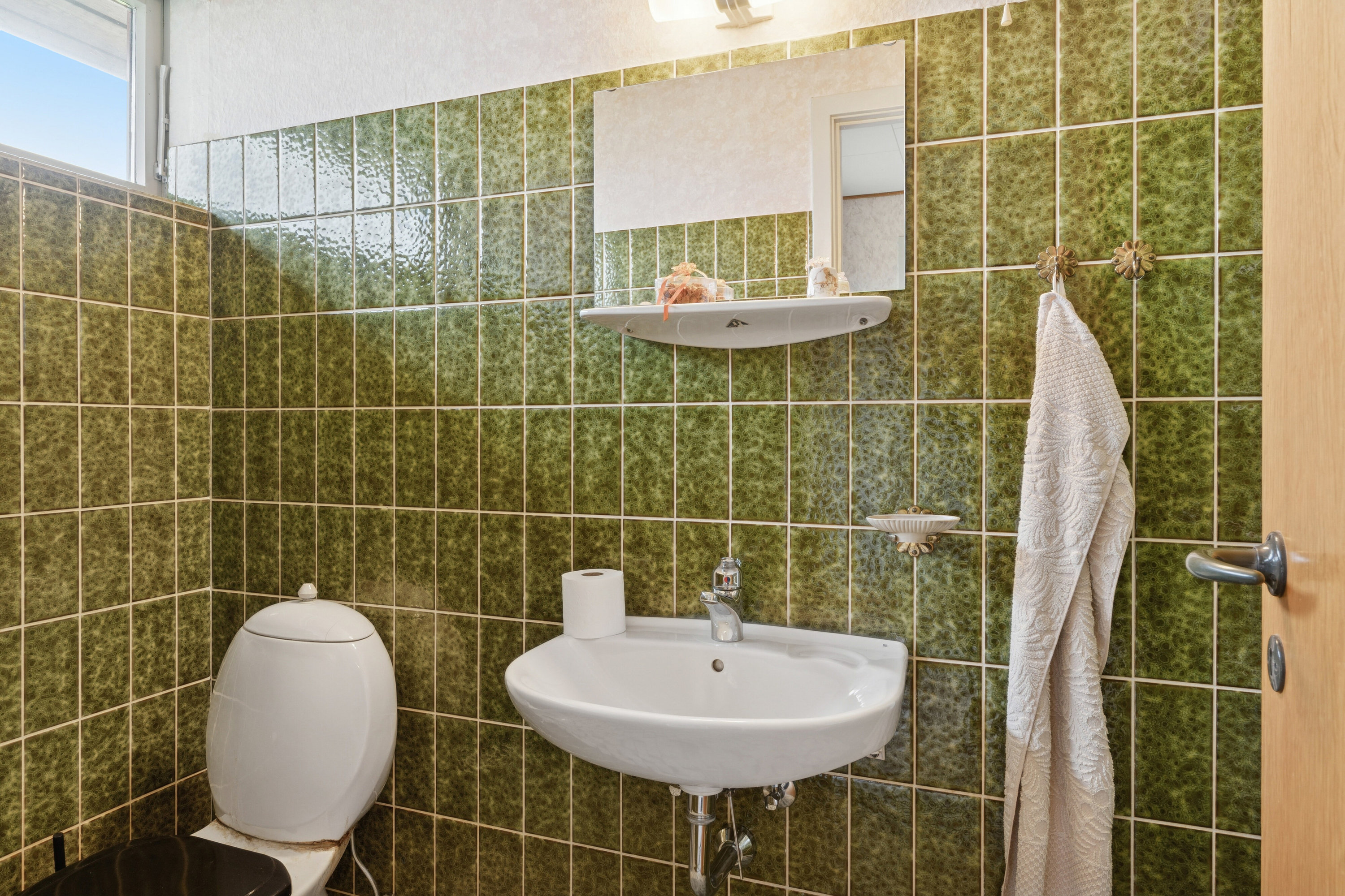 Fremhævet badeværelse billede i fuldskærmstilstand. Billede af Sølvgranen 5, 8620 Kjellerup