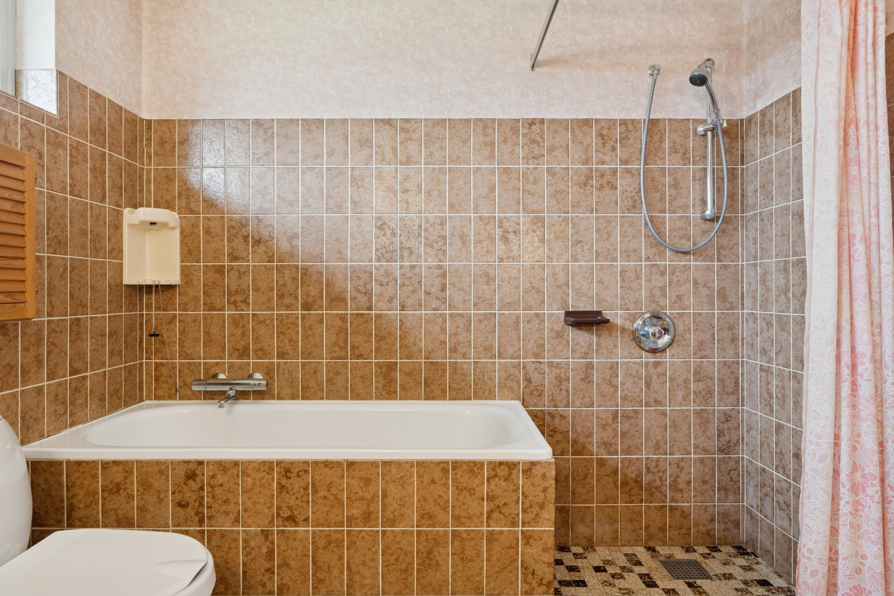 Fremhævet badeværelse billede i fuldskærmstilstand. Billede af Sølvgranen 5, 8620 Kjellerup