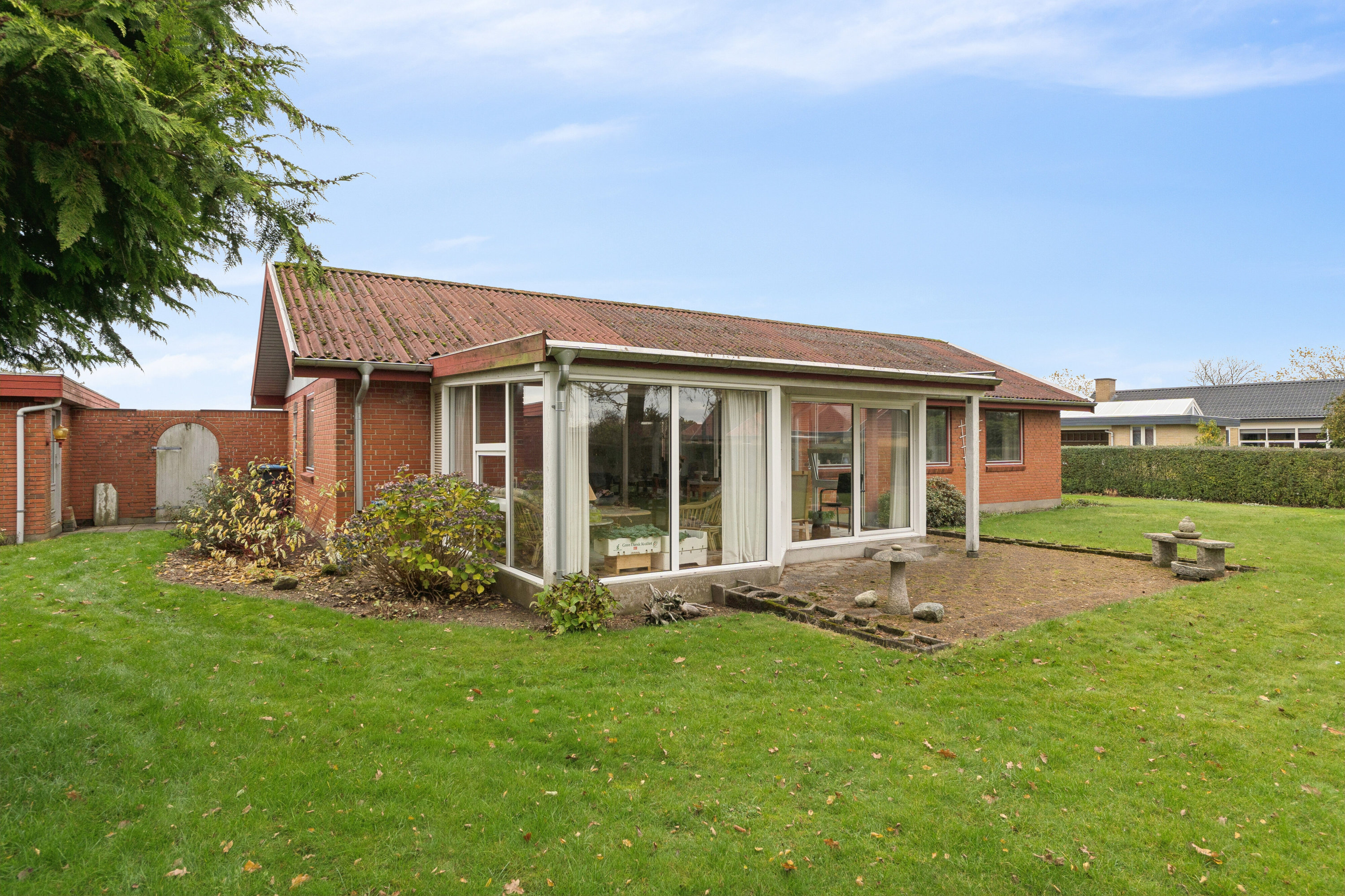 Fremhævet set fra haven billede i fuldskærmstilstand. Billede af Sølvgranen 5, 8620 Kjellerup