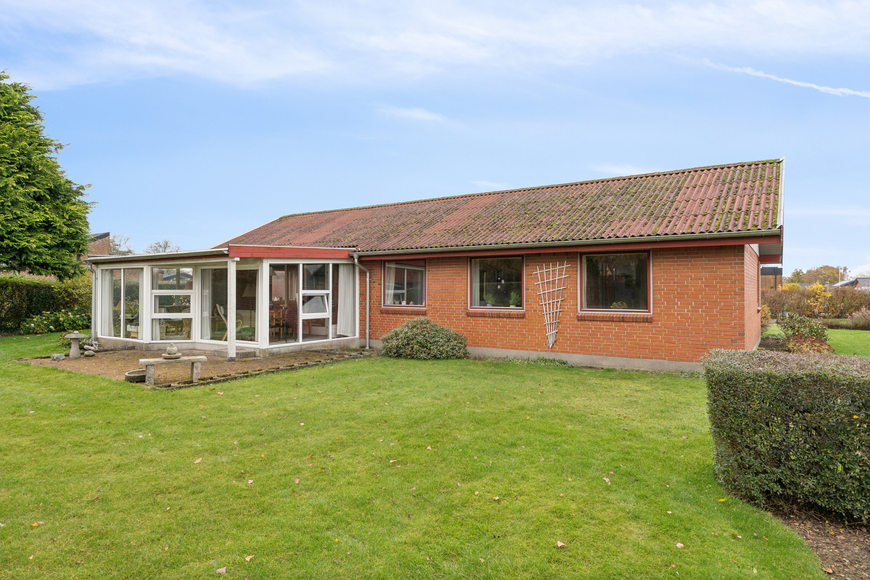 Fremhævet set fra haven billede i fuldskærmstilstand. Billede af Sølvgranen 5, 8620 Kjellerup