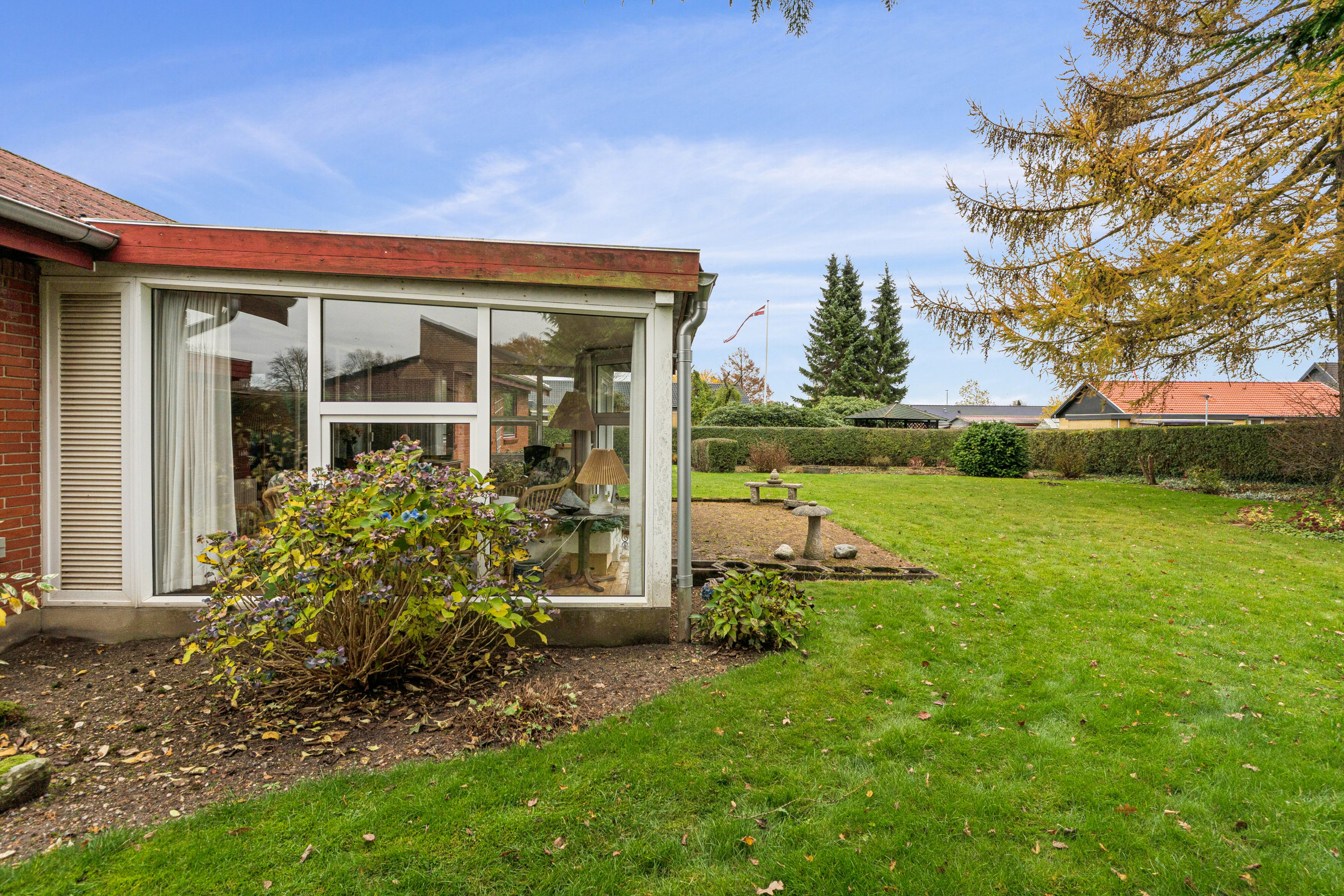 Fremhævet set fra haven billede i fuldskærmstilstand. Billede af Sølvgranen 5, 8620 Kjellerup
