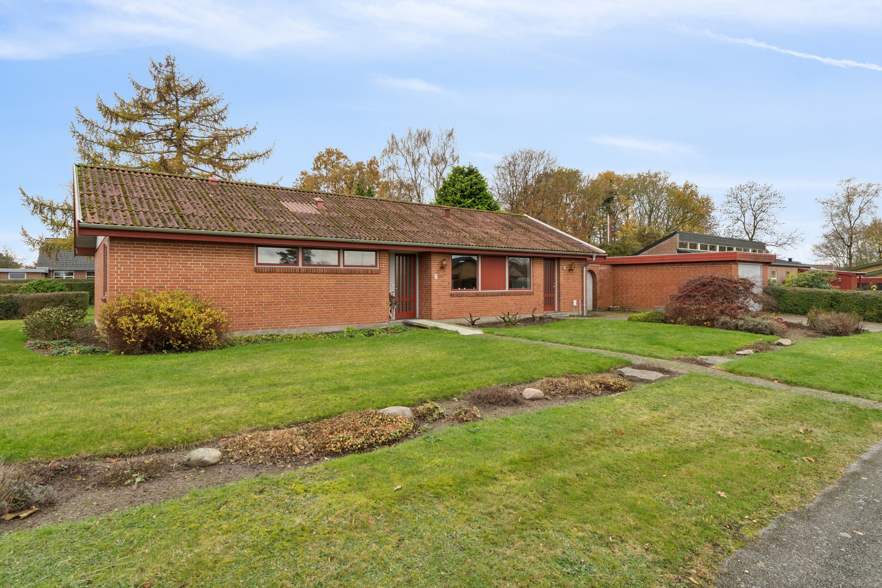 Fremhævet set fra vejen billede i fuldskærmstilstand. Billede af Sølvgranen 5, 8620 Kjellerup