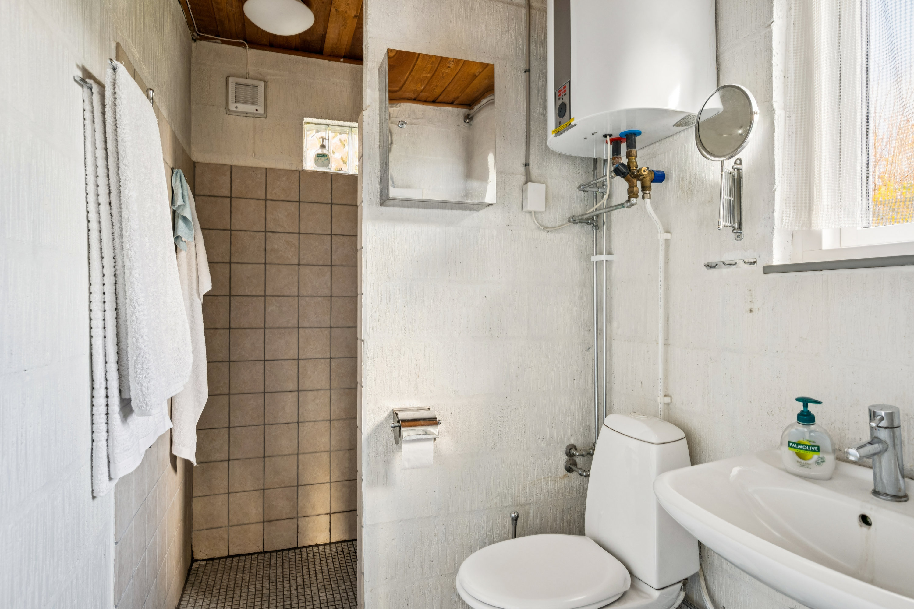 Fremhævet badeværelse billede i fuldskærmstilstand. Billede af Vestervangen 3, Femmøller Strand, 8400 Ebeltoft