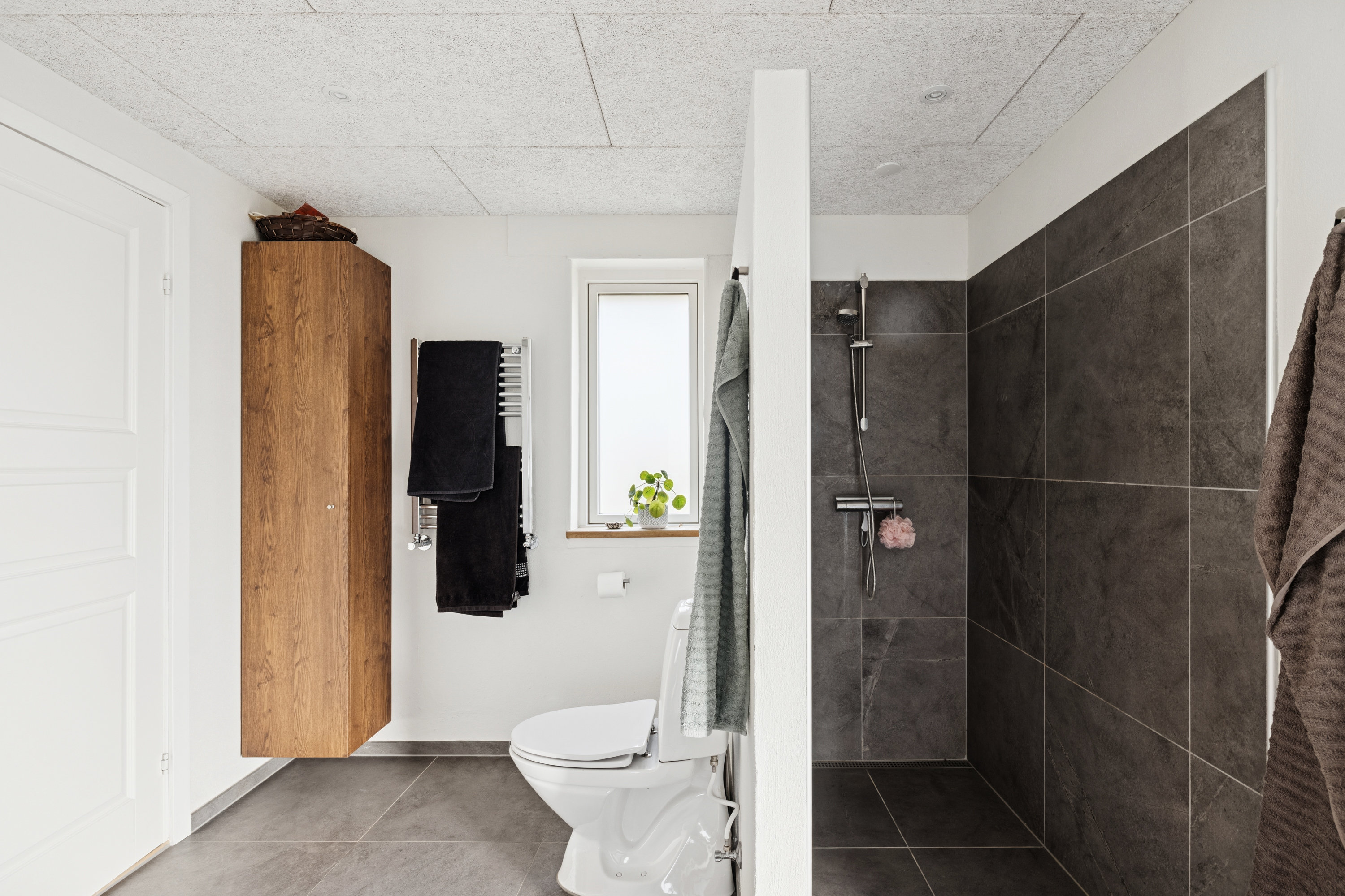 Fremhævet badeværelse billede i fuldskærmstilstand. Billede af Hvidtjørnen 2, 8800 Viborg