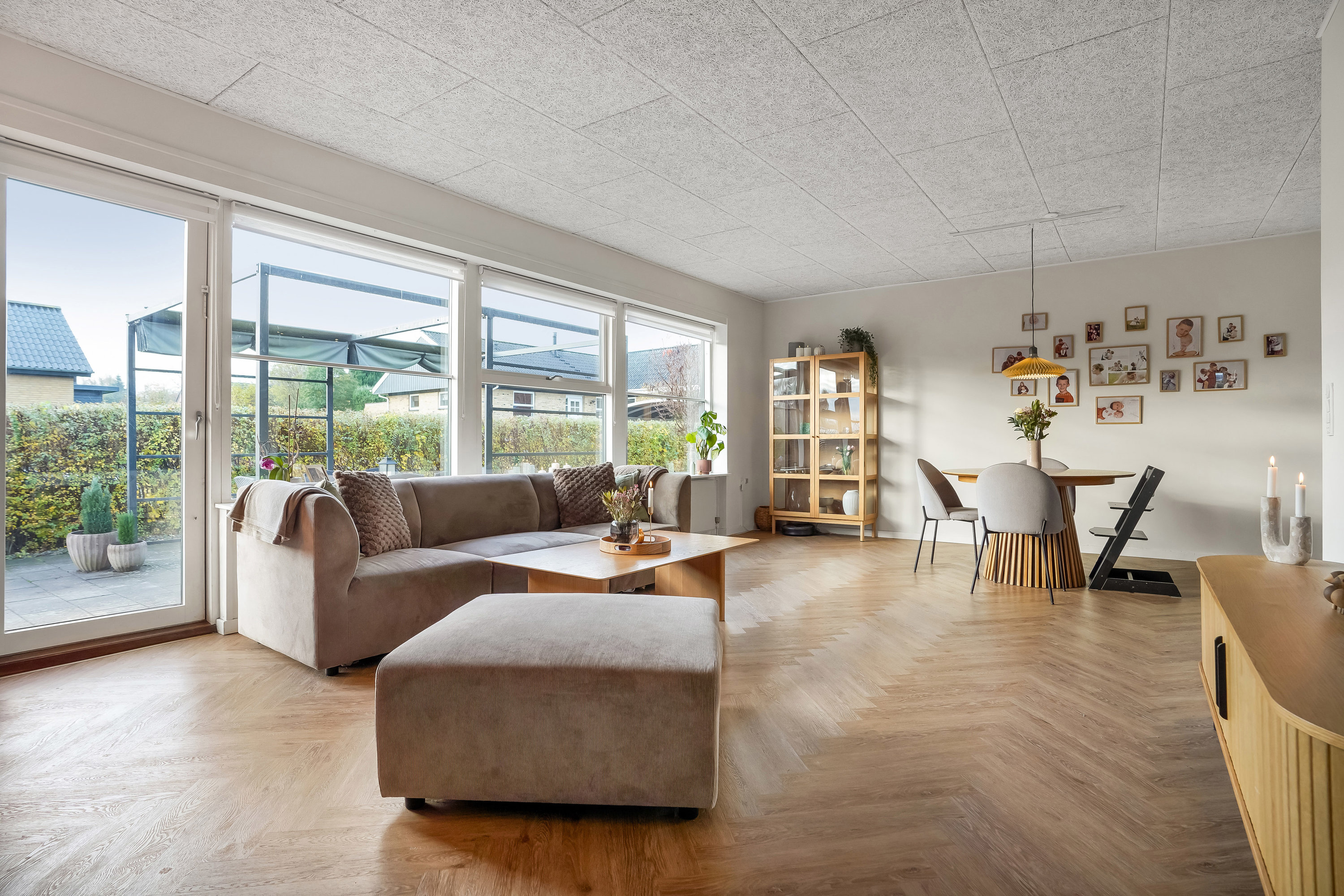 Fremhævet stue billede i fuldskærmstilstand. Billede af Skolevænget 6, 5580 Nørre Aaby