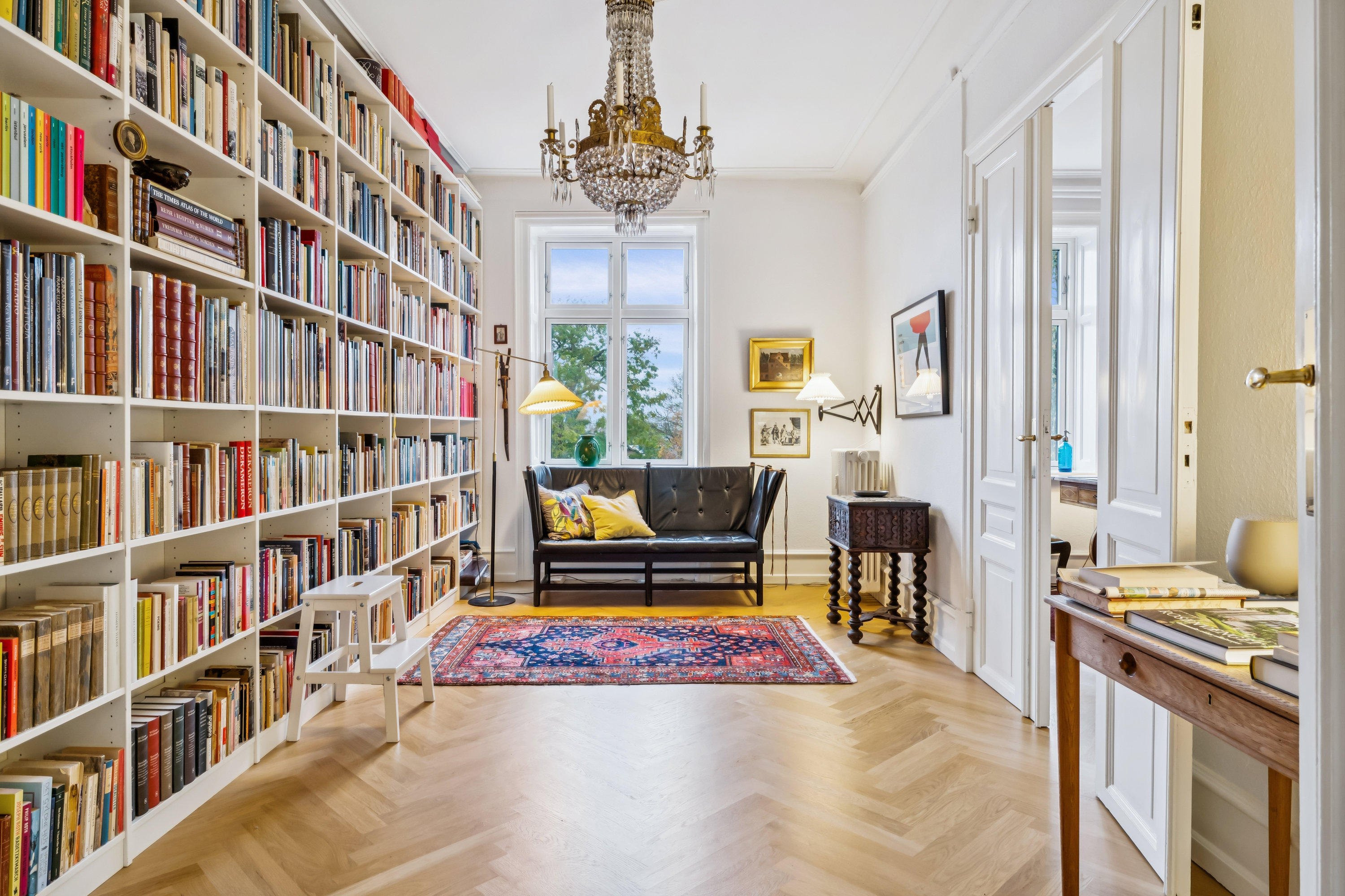 Fremhævet stue billede i fuldskærmstilstand. Billede af Rosenvængets Sideallé 3, 3. th., 2100 København Ø