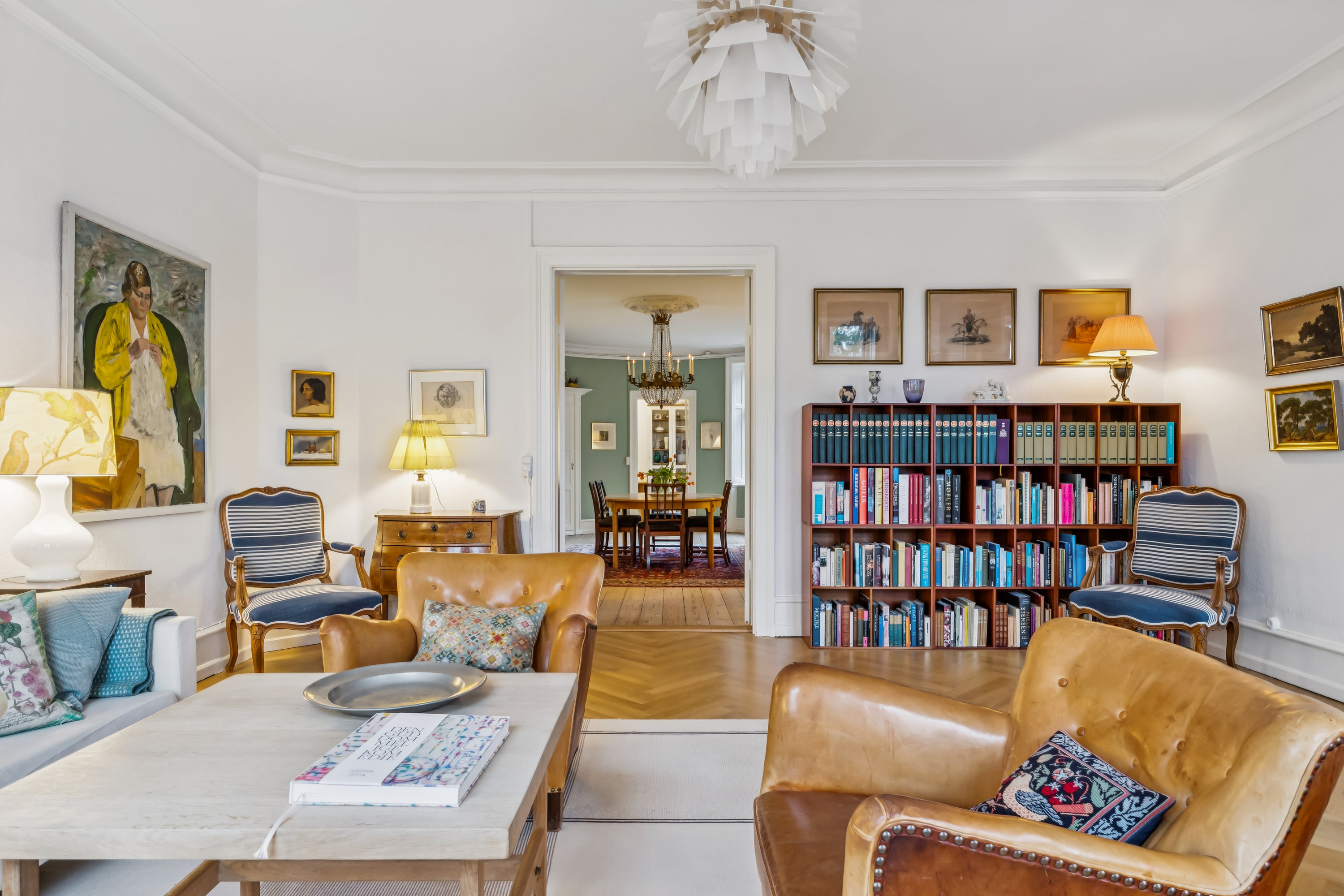 Fremhævet stue billede i fuldskærmstilstand. Billede af Rosenvængets Sideallé 3, 3. th., 2100 København Ø