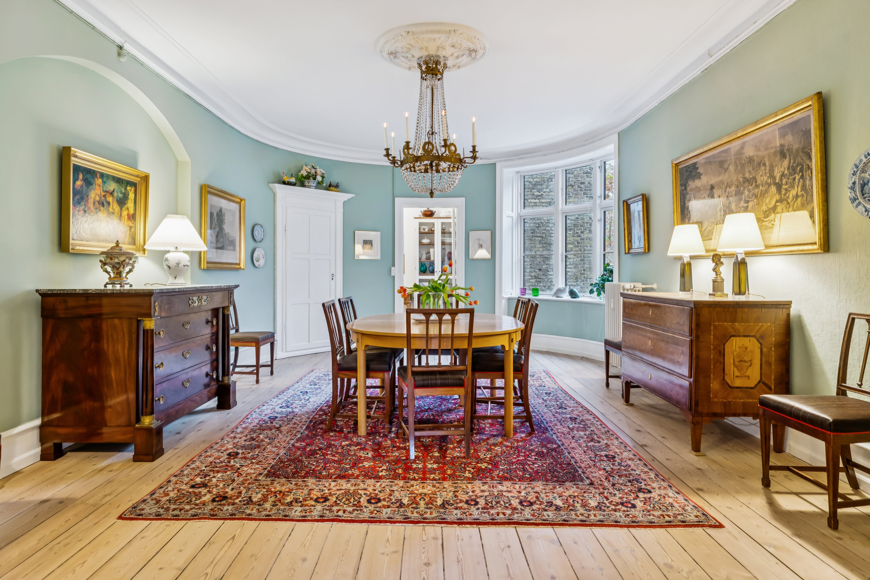 Fremhævet stue billede i fuldskærmstilstand. Billede af Rosenvængets Sideallé 3, 3. th., 2100 København Ø