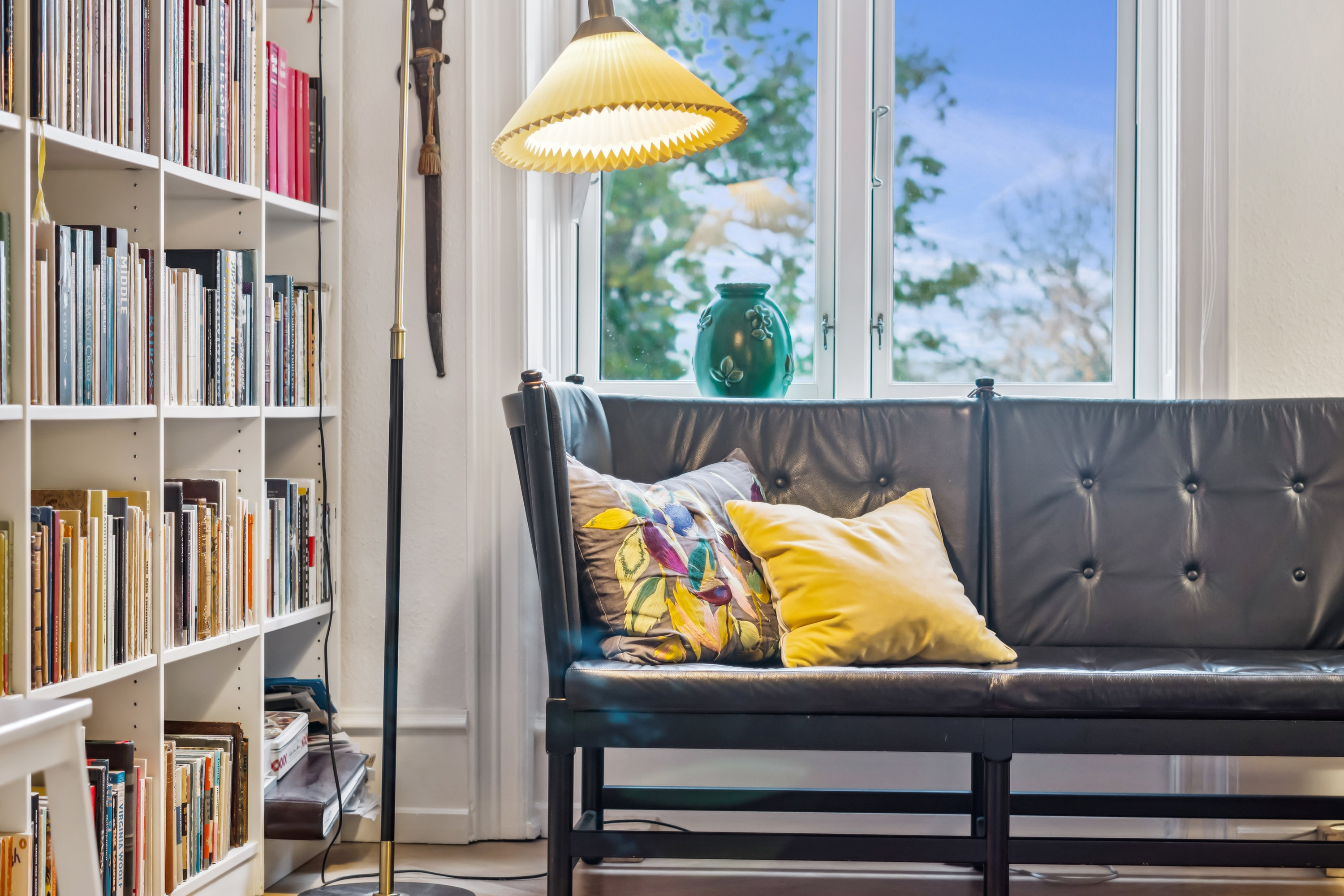 Fremhævet stue billede i fuldskærmstilstand. Billede af Rosenvængets Sideallé 3, 3. th., 2100 København Ø