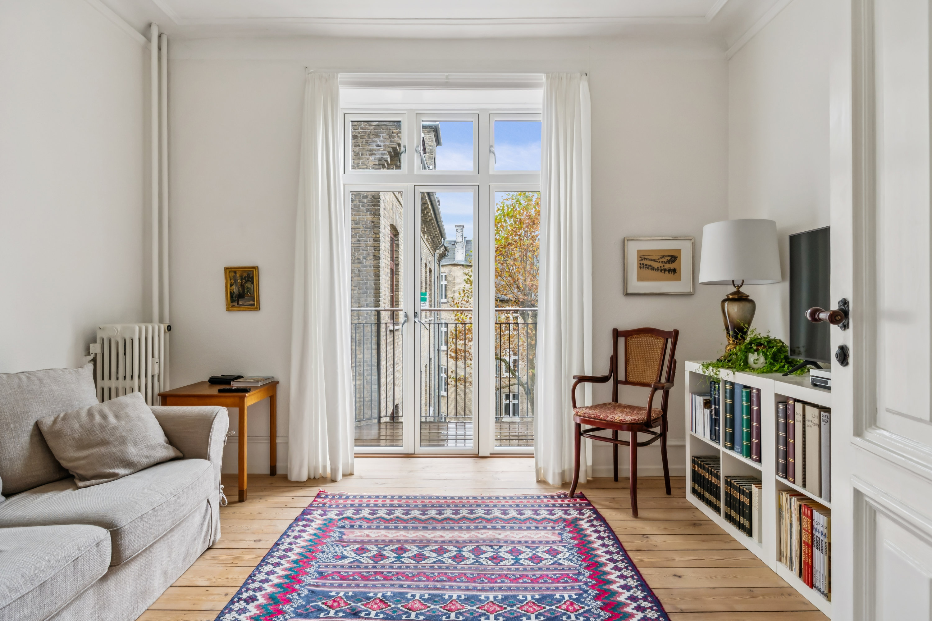 Fremhævet stue billede i fuldskærmstilstand. Billede af Rosenvængets Sideallé 3, 3. th., 2100 København Ø