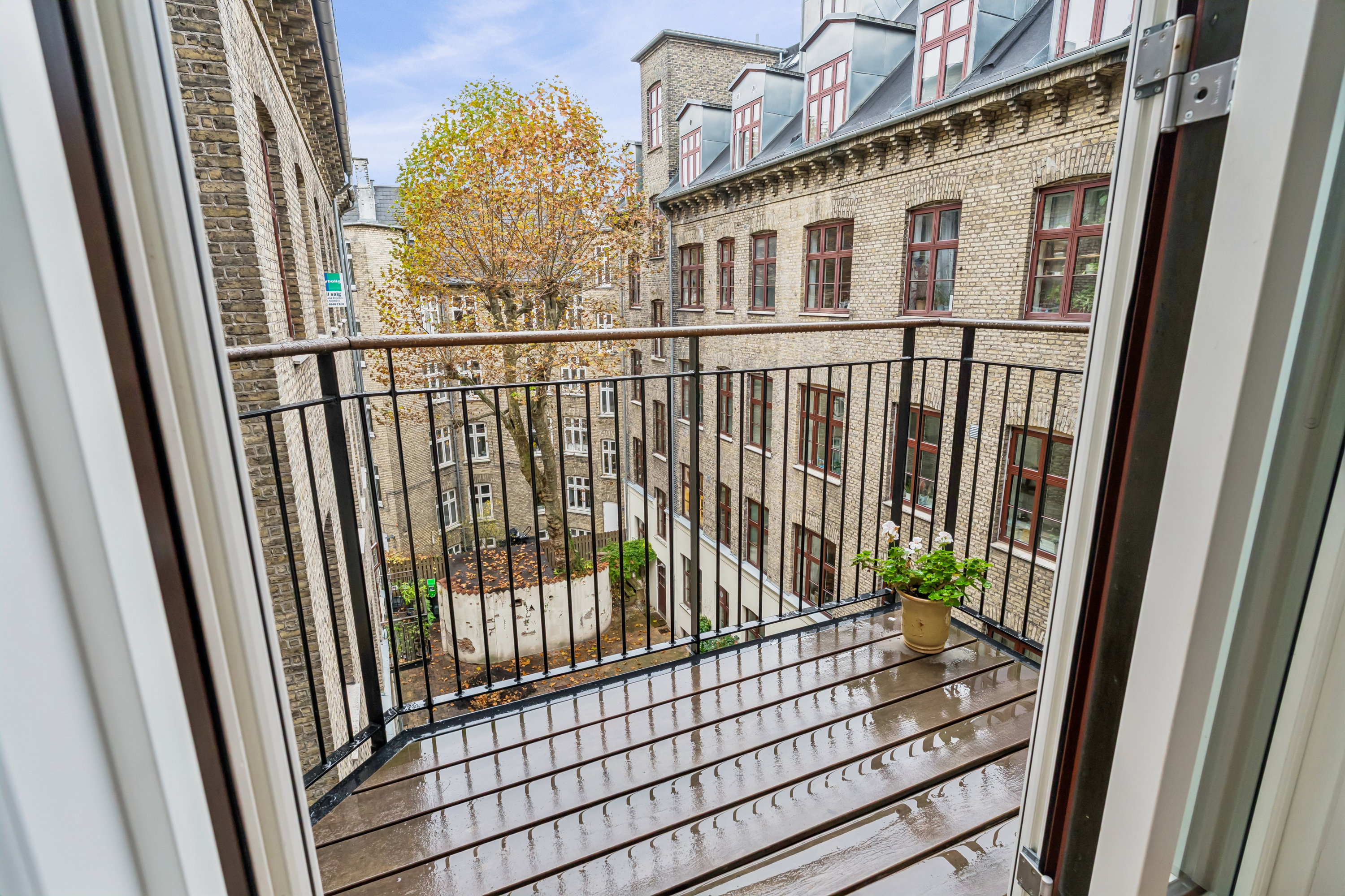 Fremhævet altan billede i fuldskærmstilstand. Billede af Rosenvængets Sideallé 3, 3. th., 2100 København Ø