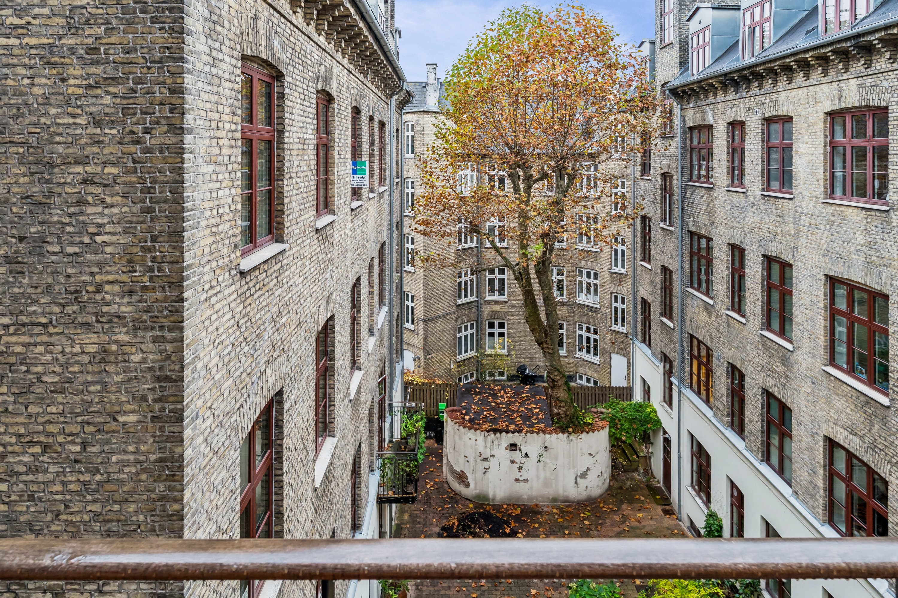 Fremhævet andet billede i fuldskærmstilstand. Billede af Rosenvængets Sideallé 3, 3. th., 2100 København Ø