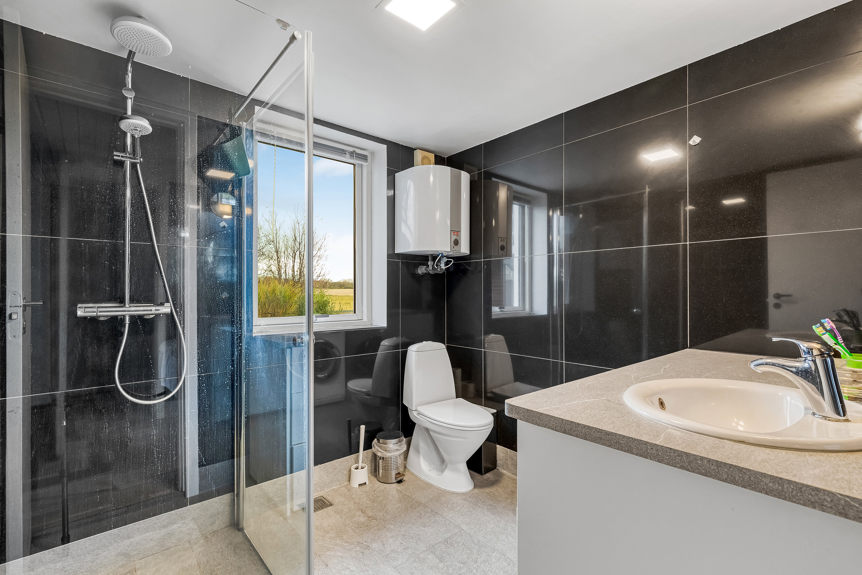 Fremhævet badeværelse billede i fuldskærmstilstand. Billede af Stokkevangen 29, Rågeleje, 3210 Vejby