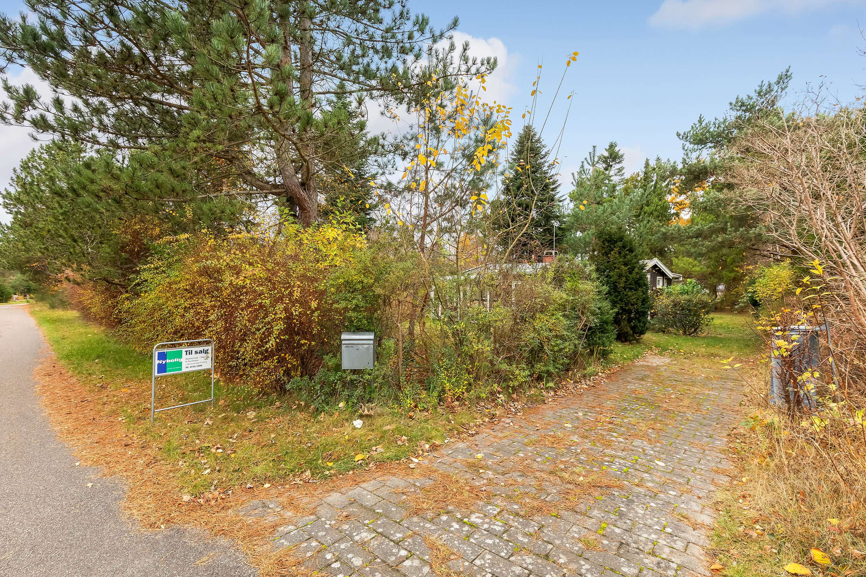 Miniaturebillede 1: indkørsel. Billede af Sandgravs-Åsen 4, Bakkebjerg, 3230 Græsted