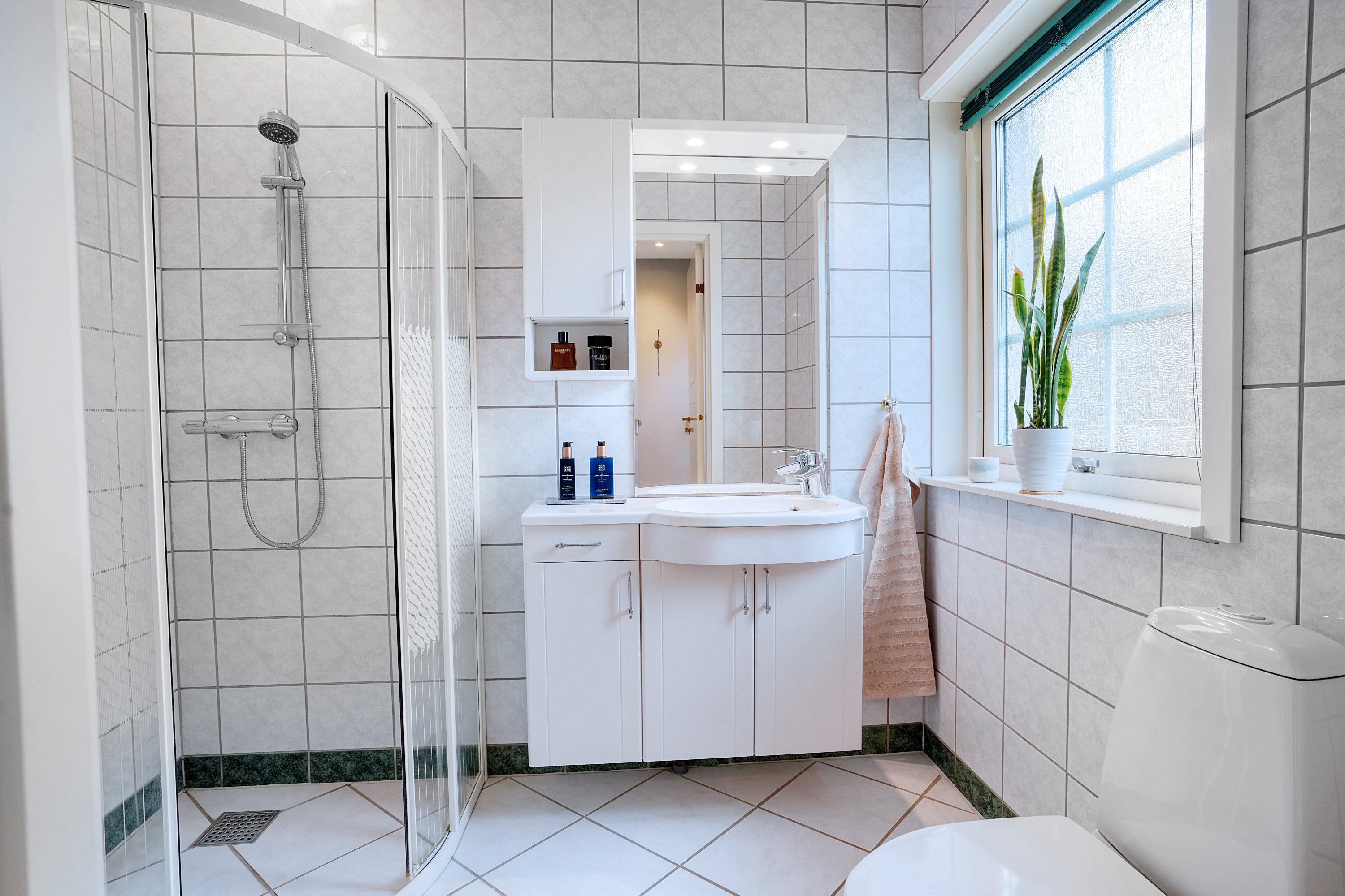 Fremhævet badeværelse billede i fuldskærmstilstand. Billede af Stavnsholt Gydevej 142C, 3520 Farum