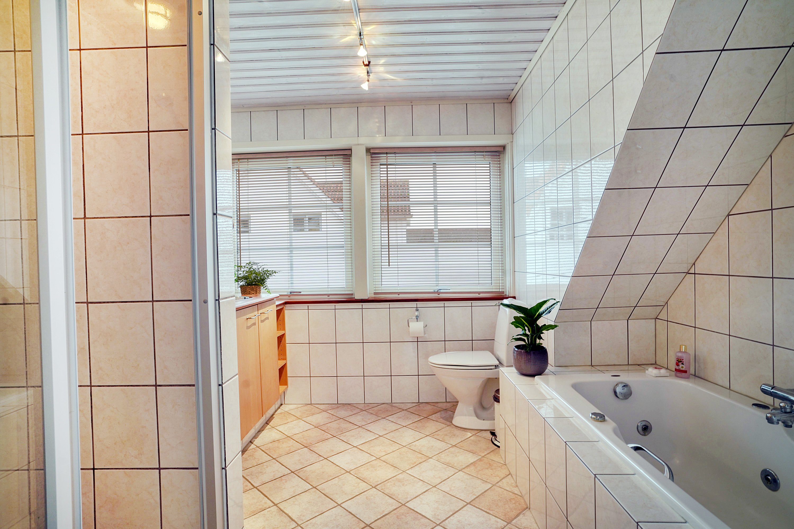 Fremhævet badeværelse billede i fuldskærmstilstand. Billede af Stavnsholt Gydevej 142C, 3520 Farum